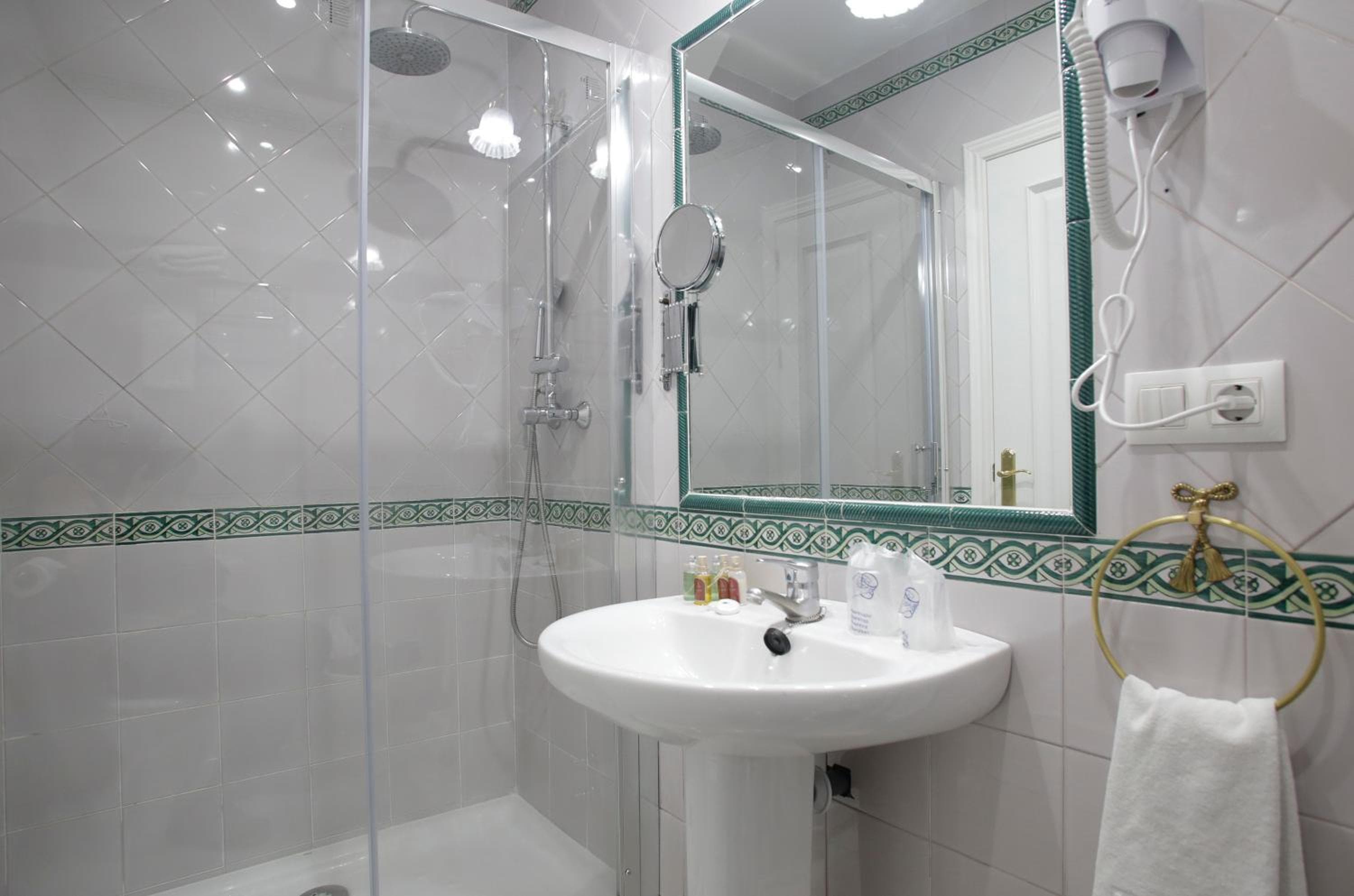 Basic Hotel Puerta de Sevilla — 16