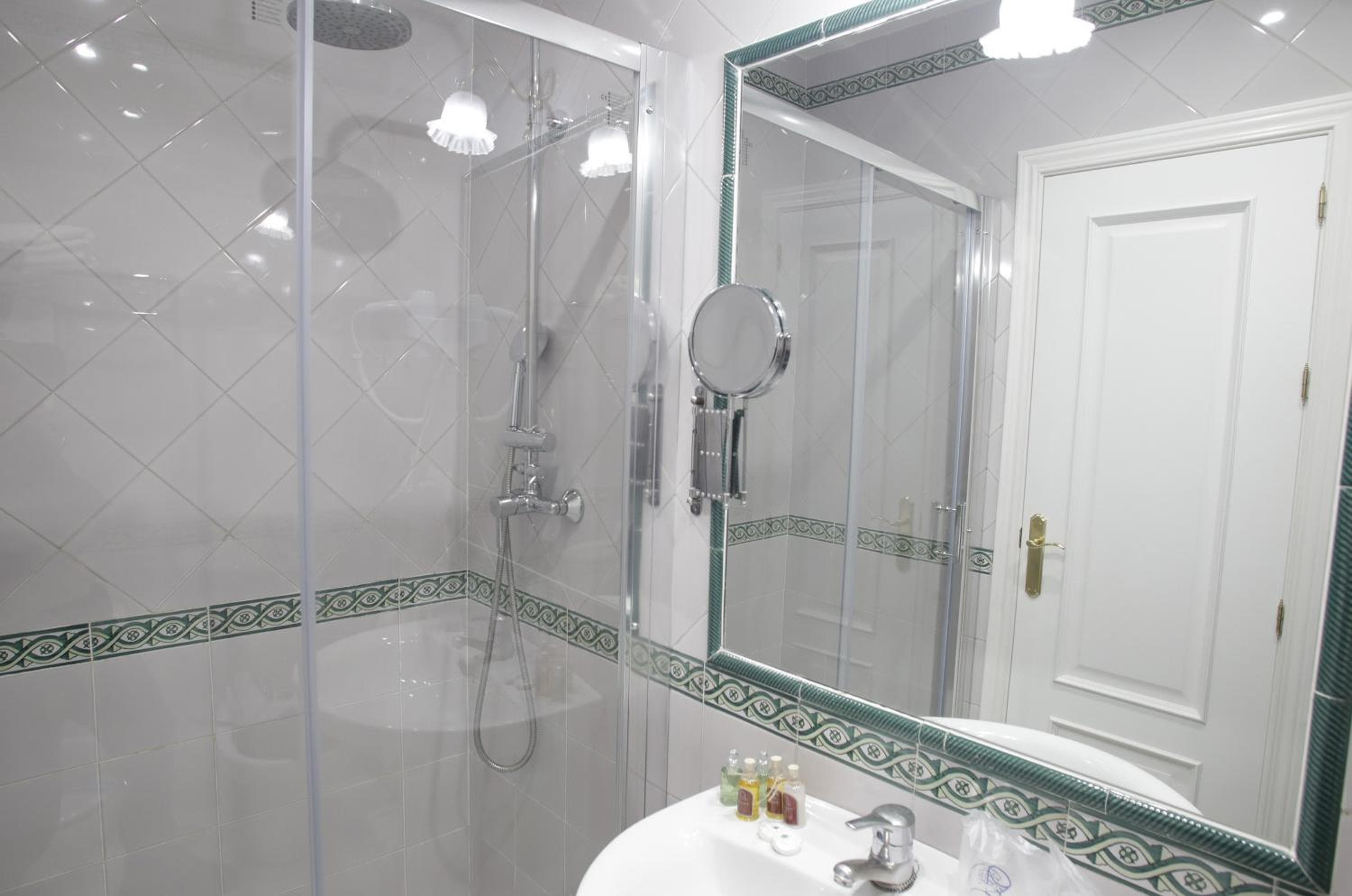 Basic Hotel Puerta de Sevilla — 17