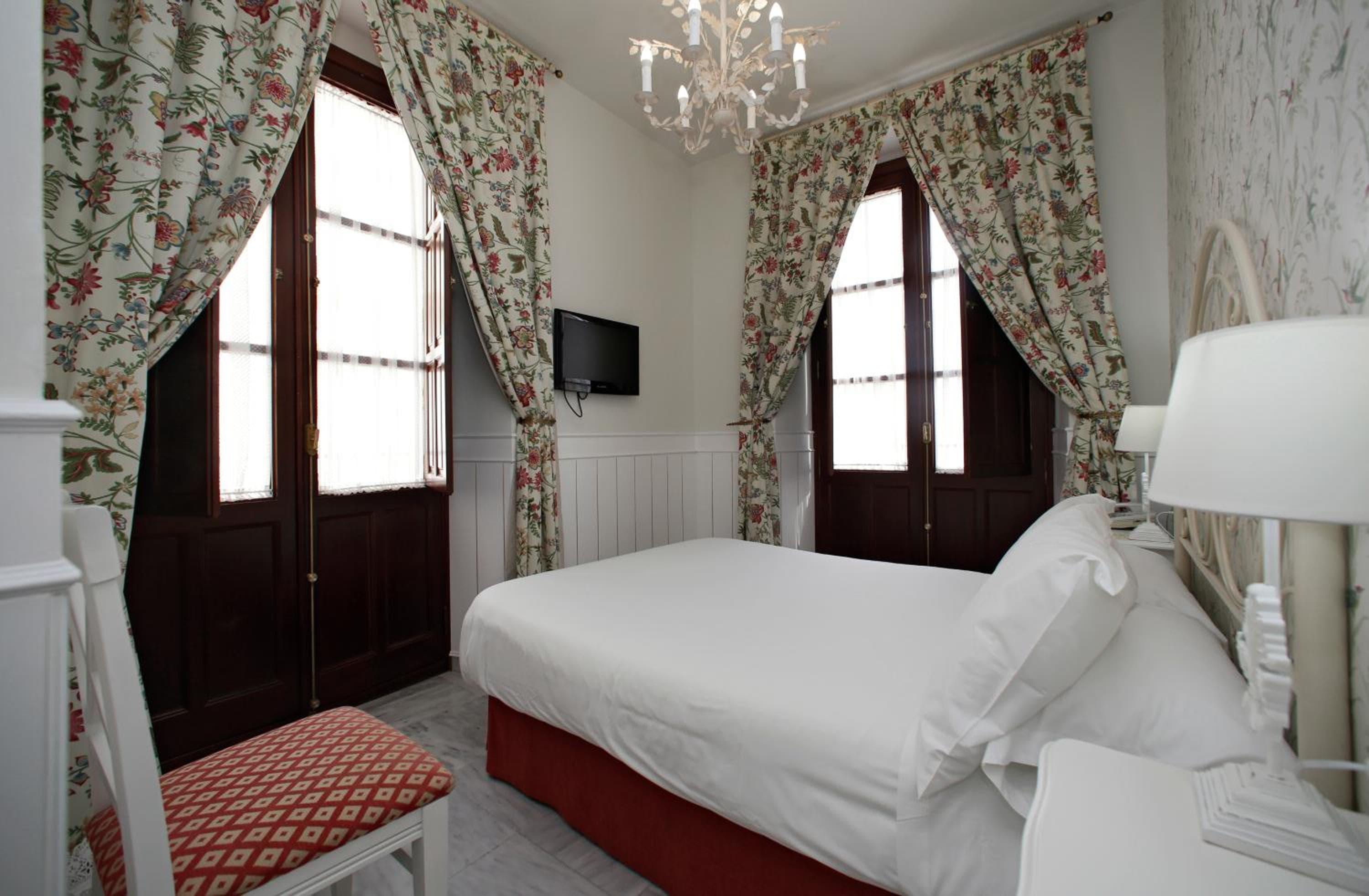 Basic Hotel Puerta de Sevilla — 13