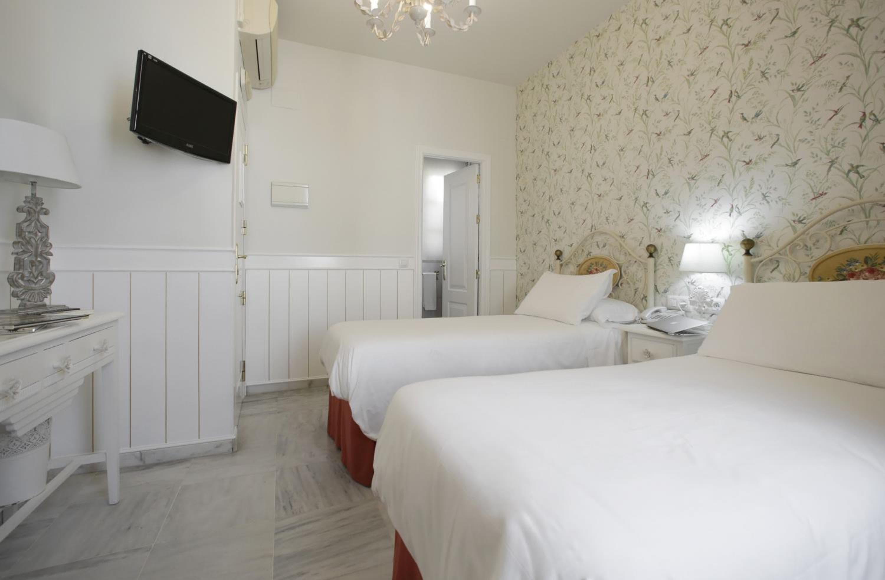 Basic Hotel Puerta de Sevilla — 1