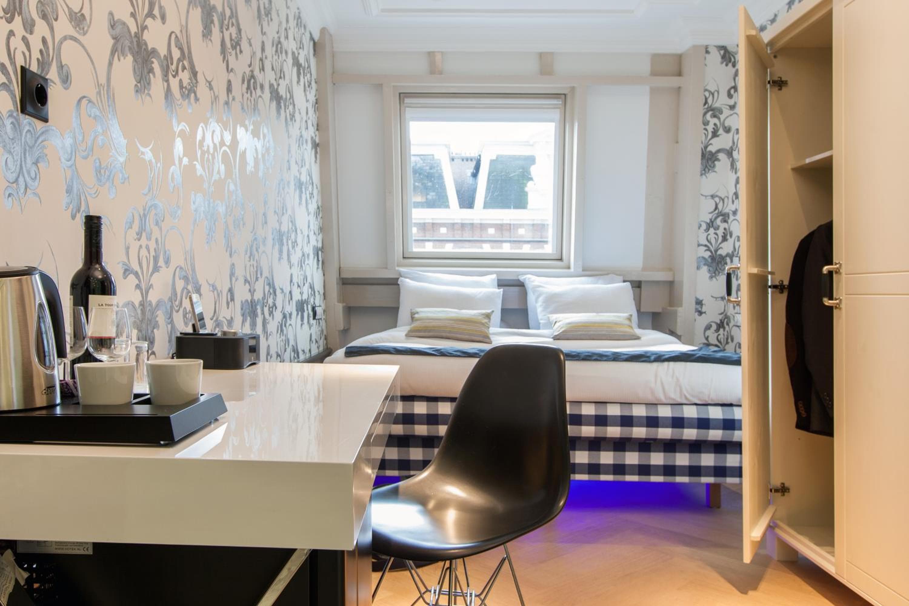 Amsterdam Canal Hotel — 11