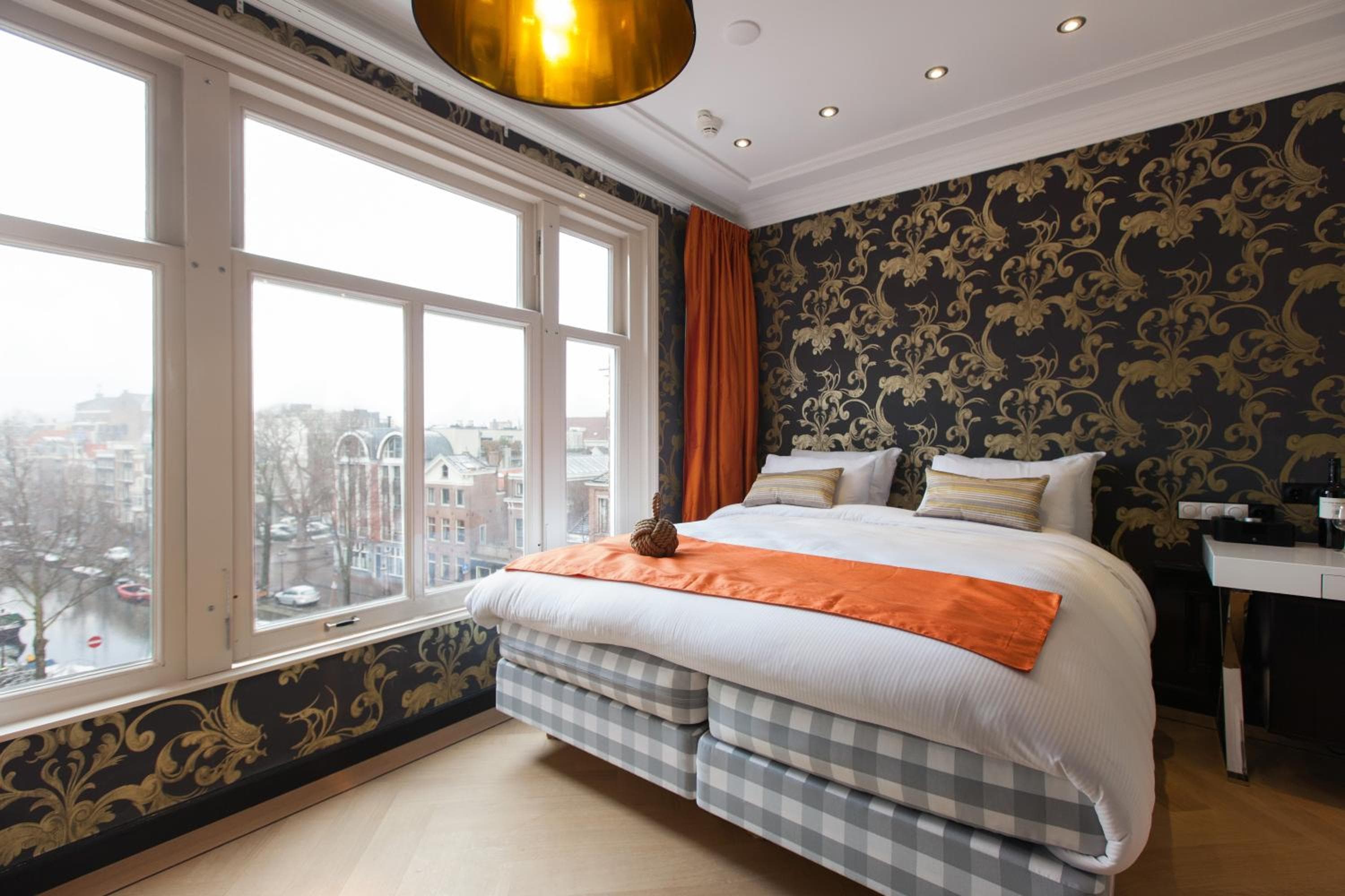 Amsterdam Canal Hotel — 1