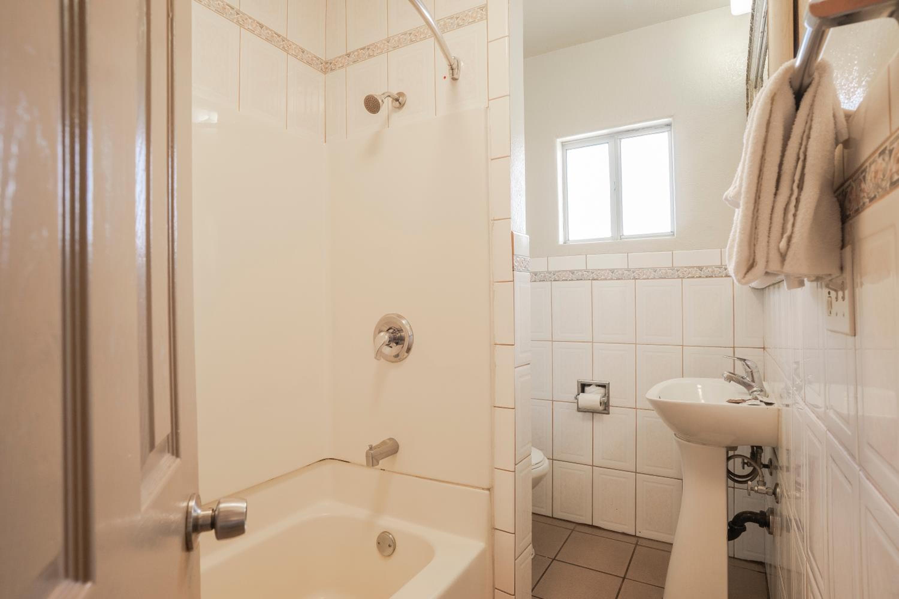 Economy Inn Hollywood — 4