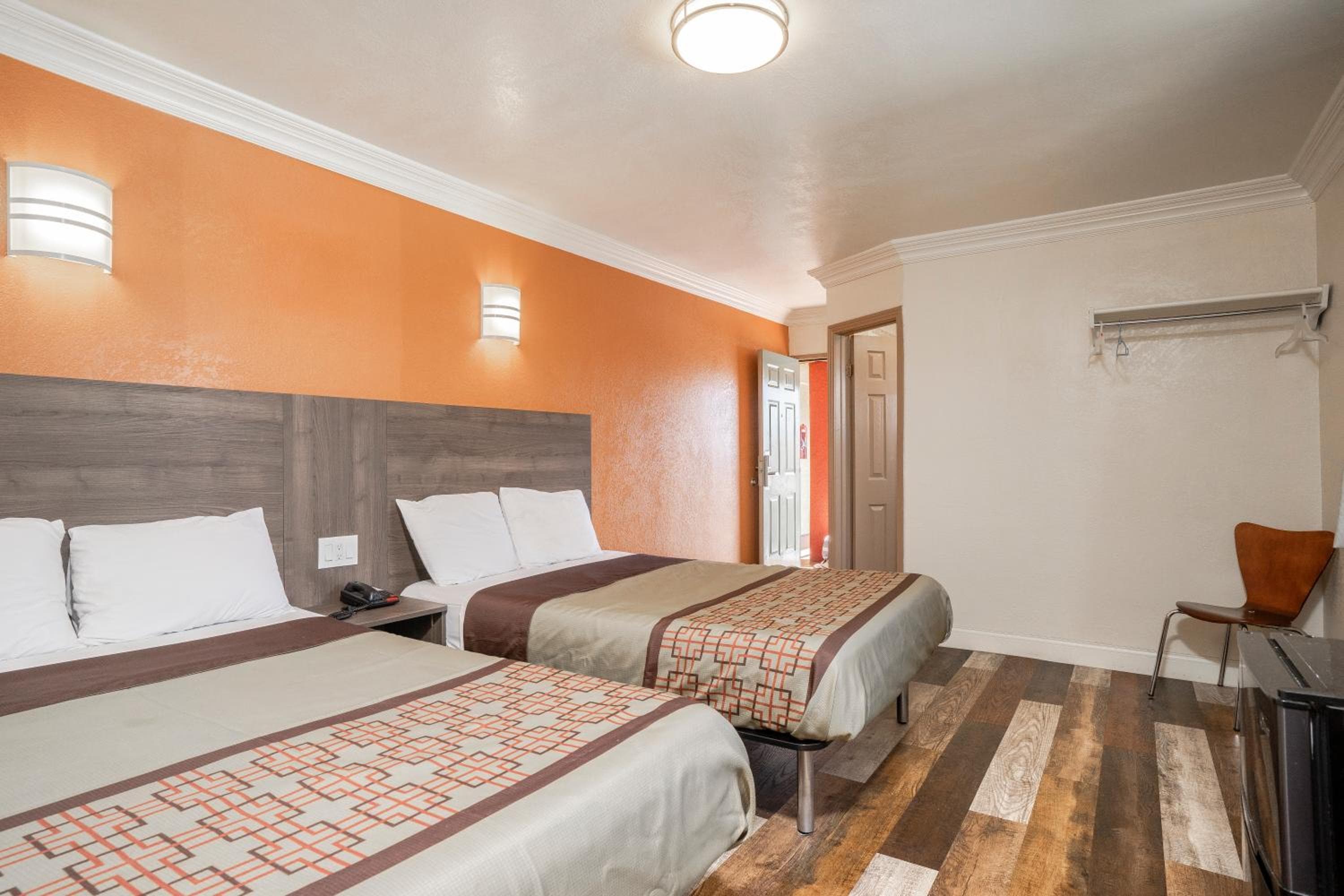 Economy Inn Hollywood — 5