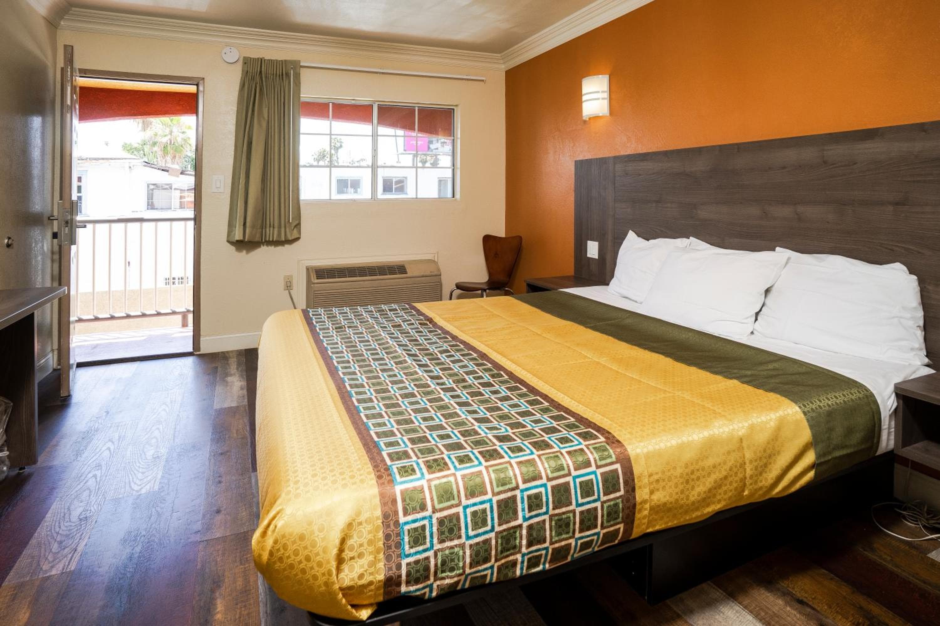 Economy Inn Hollywood — 17