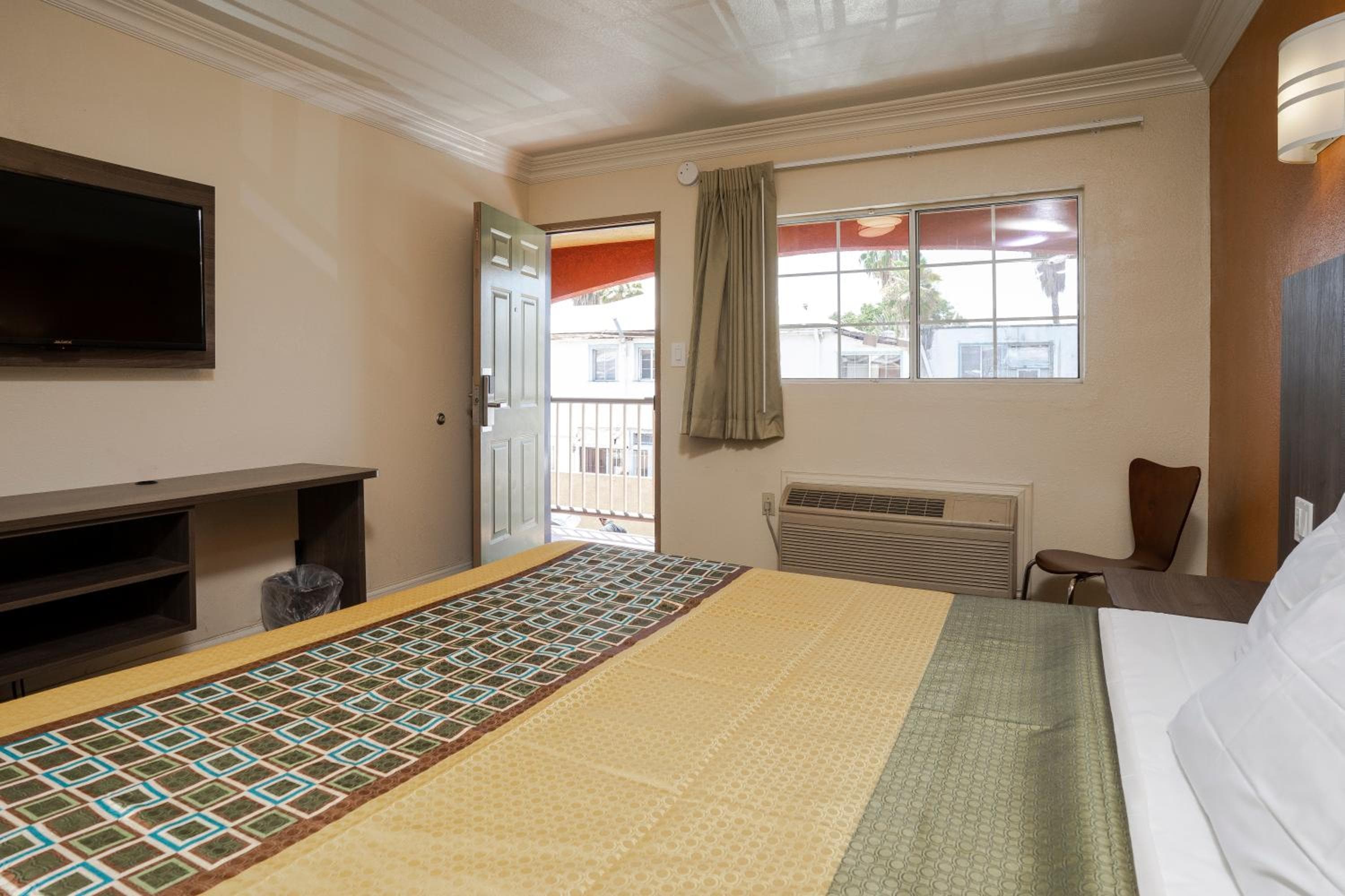 Economy Inn Hollywood — 2