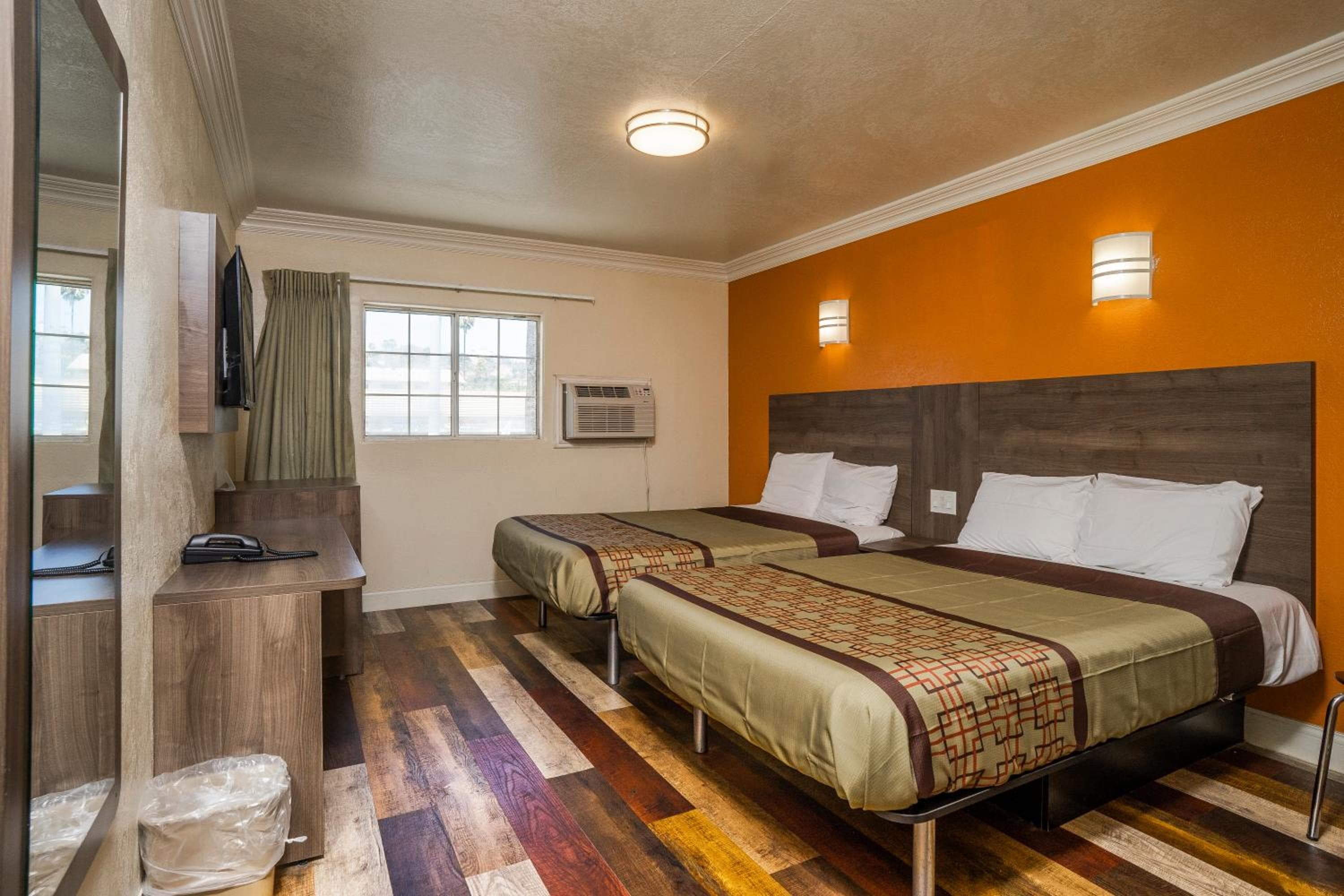 Economy Inn Hollywood — 13