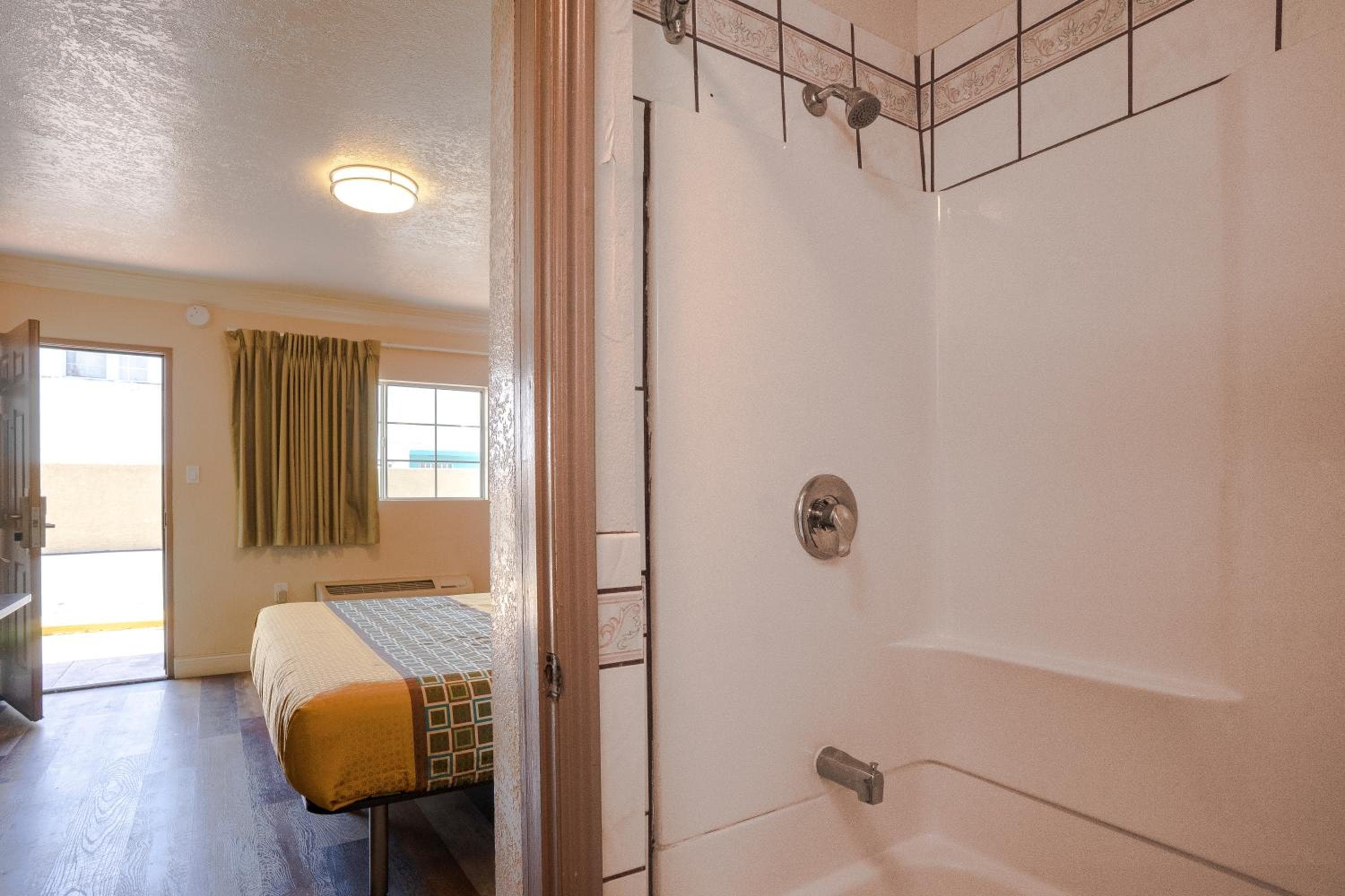 Economy Inn Hollywood — 14