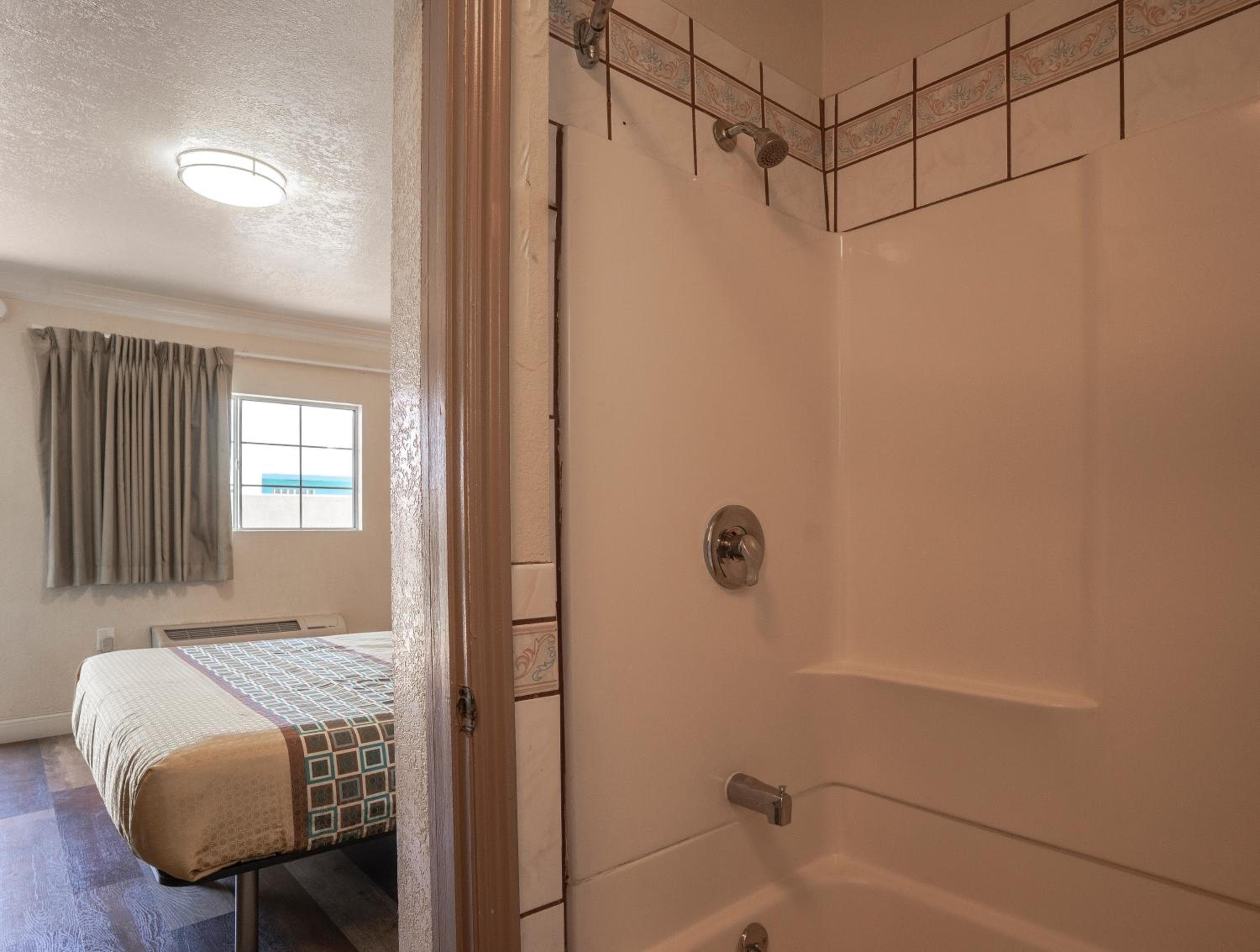 Economy Inn Hollywood — 15