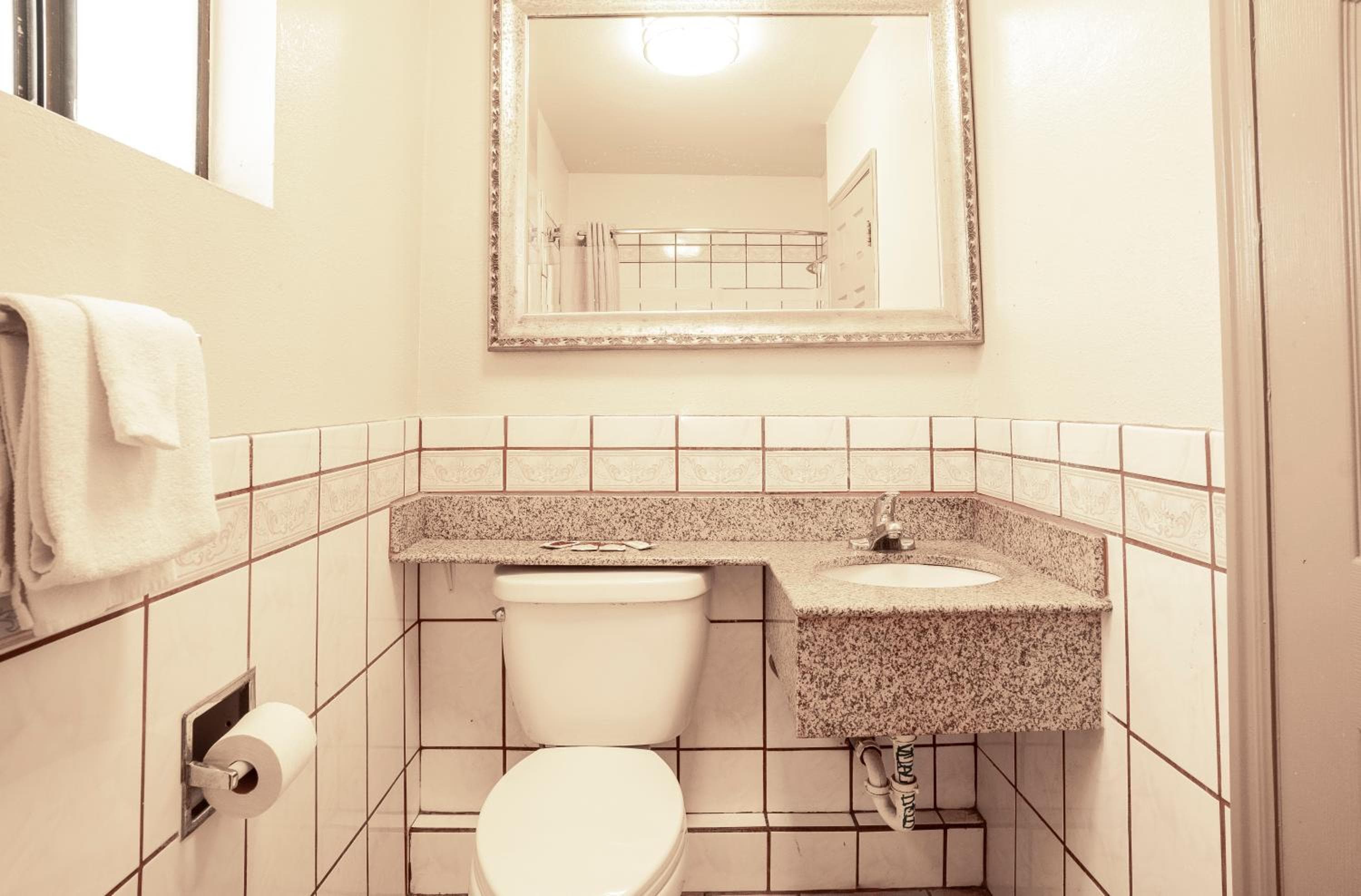 Economy Inn Hollywood — 16