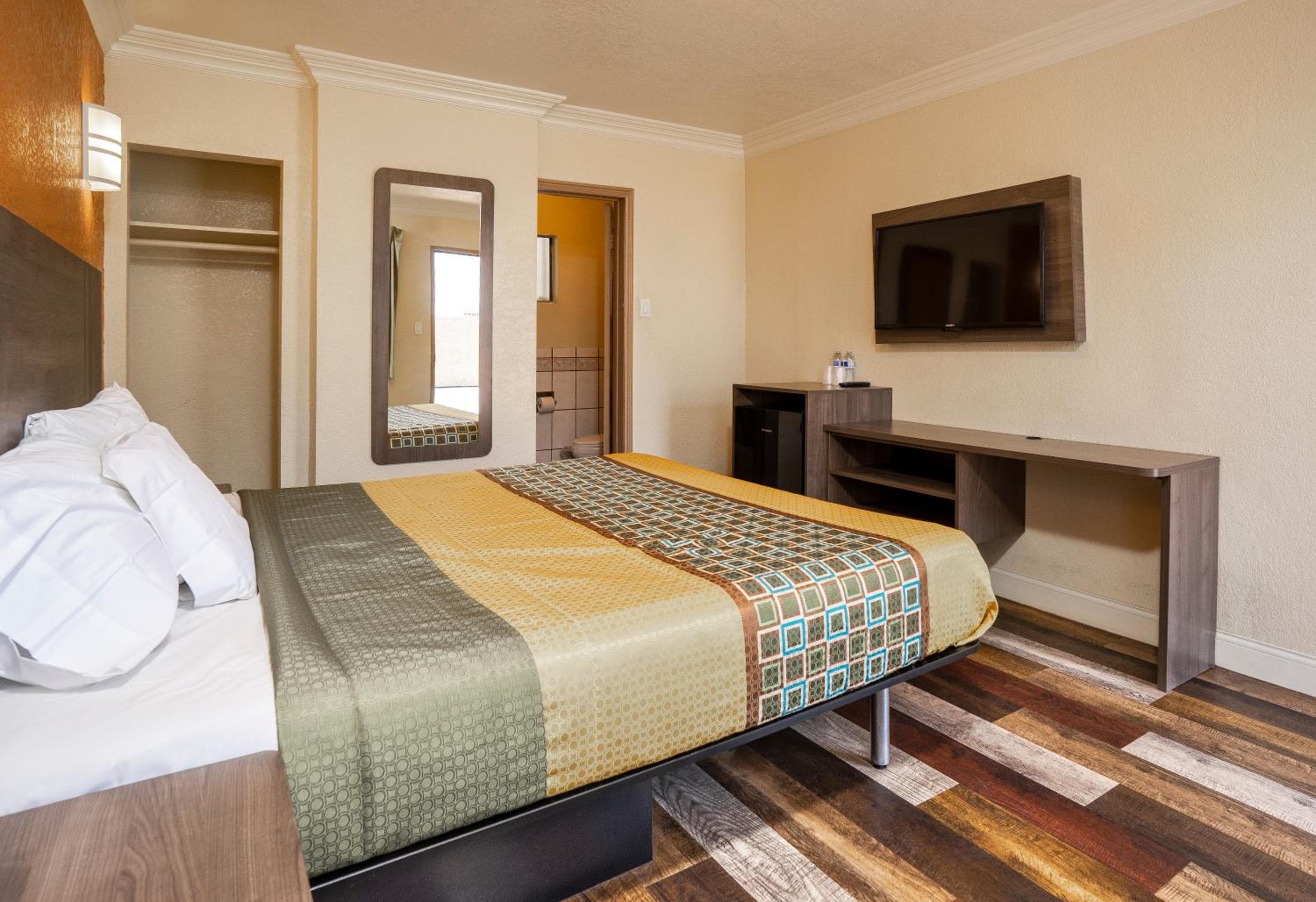 Economy Inn Hollywood — 11