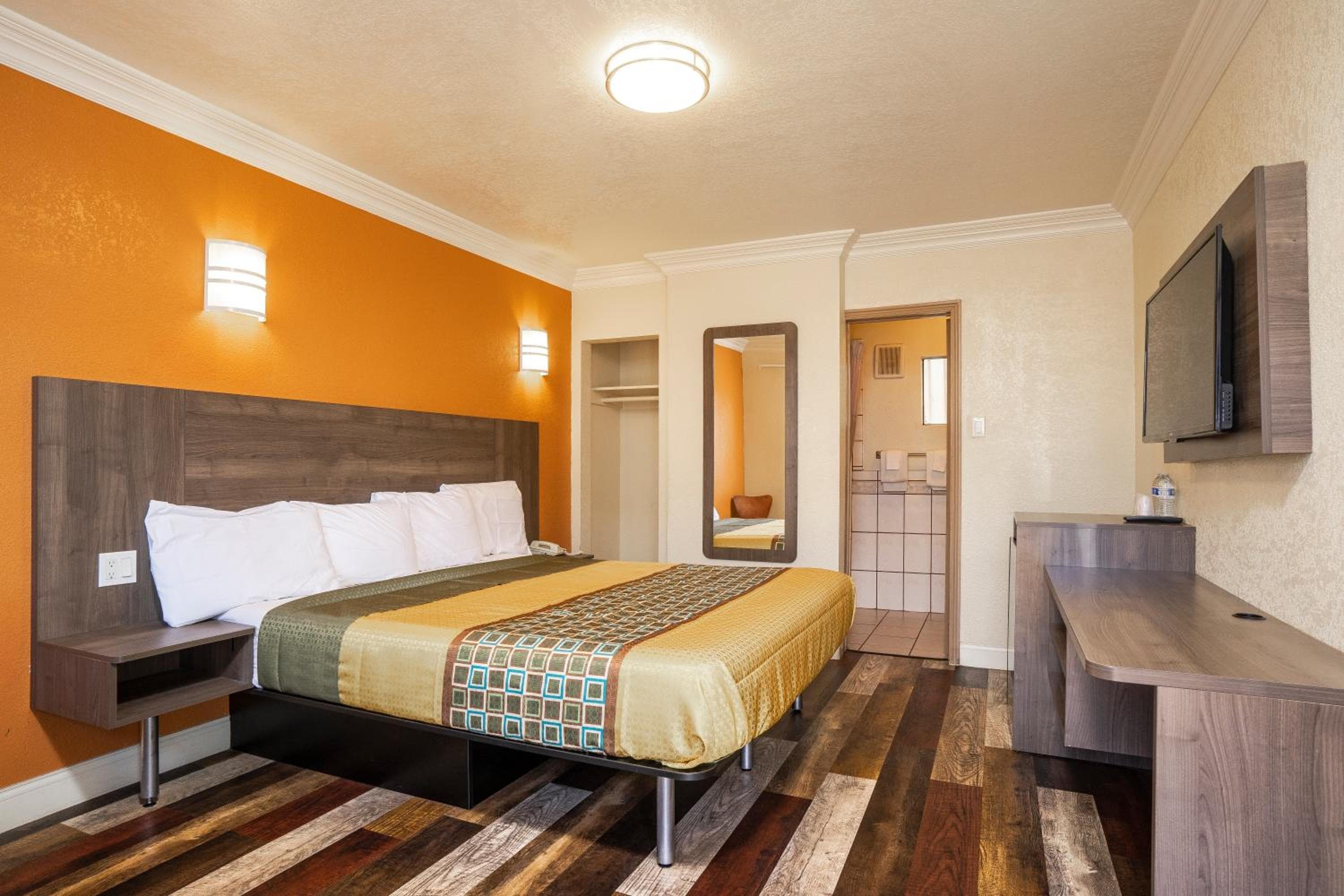 Economy Inn Hollywood — 18