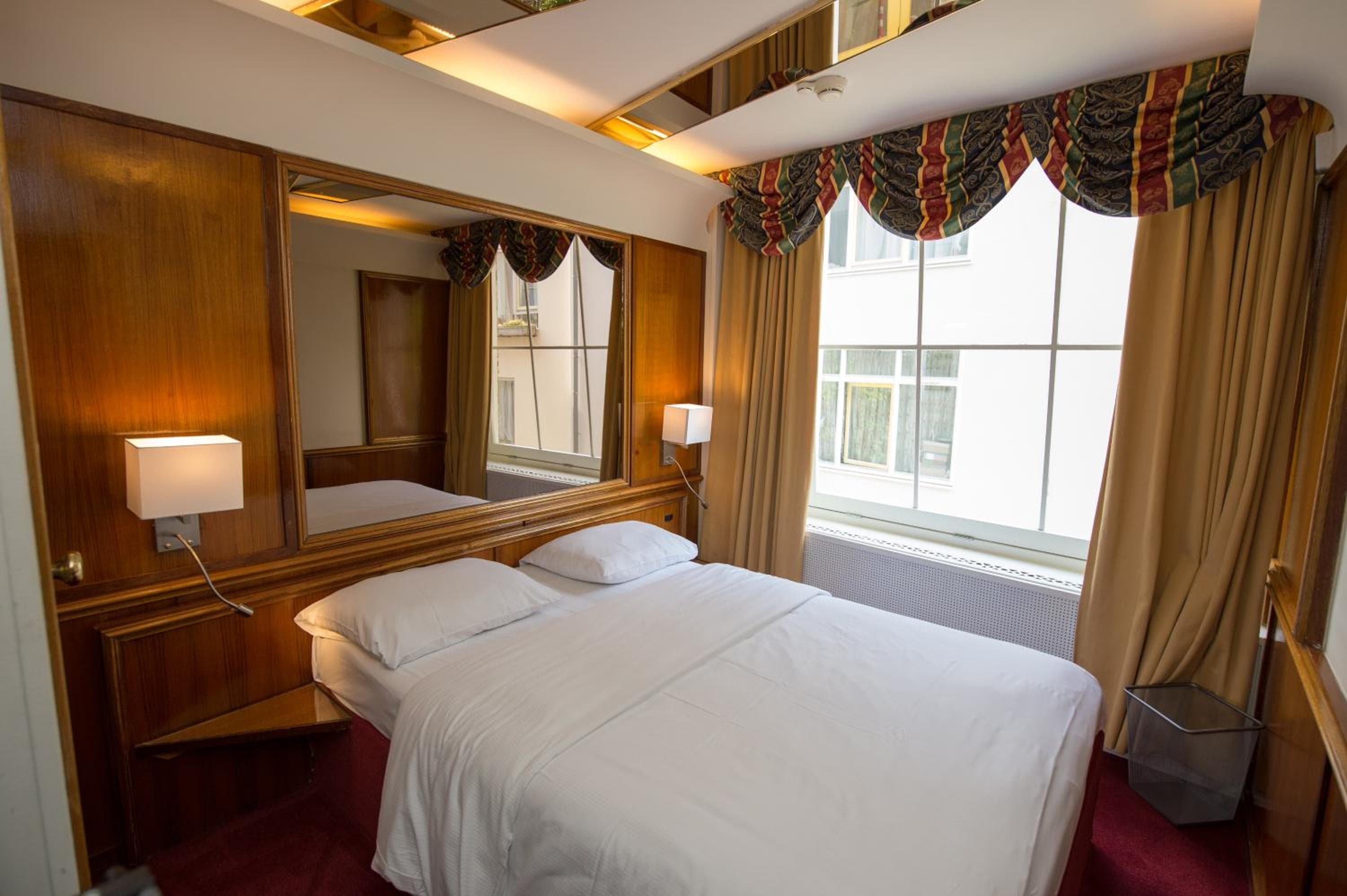 Hotel Rembrandtplein — 25