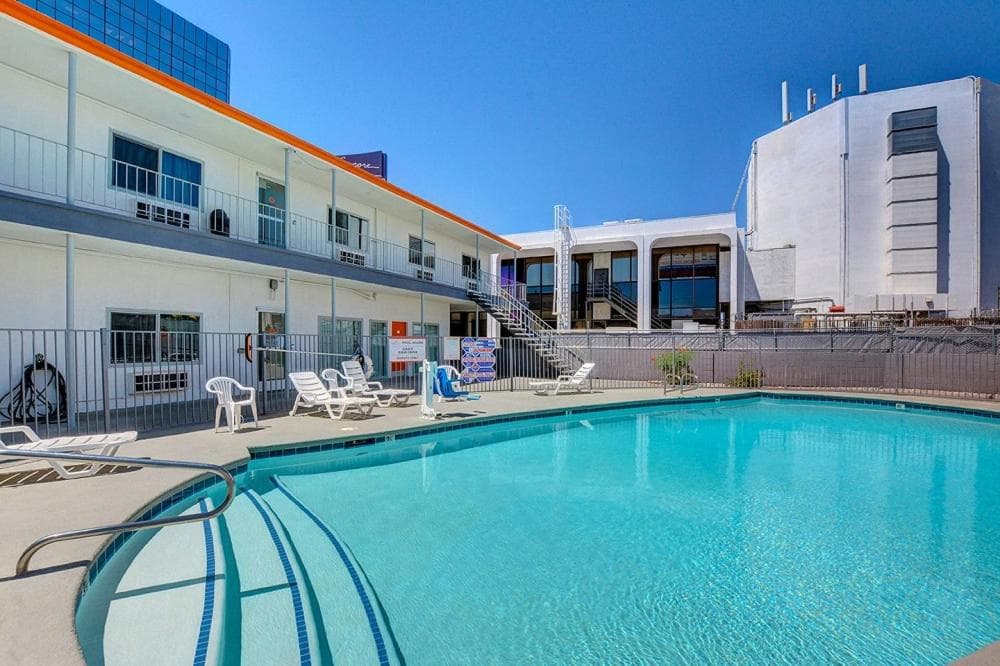 Siegel Select LV Strip-Convention Center — 4
