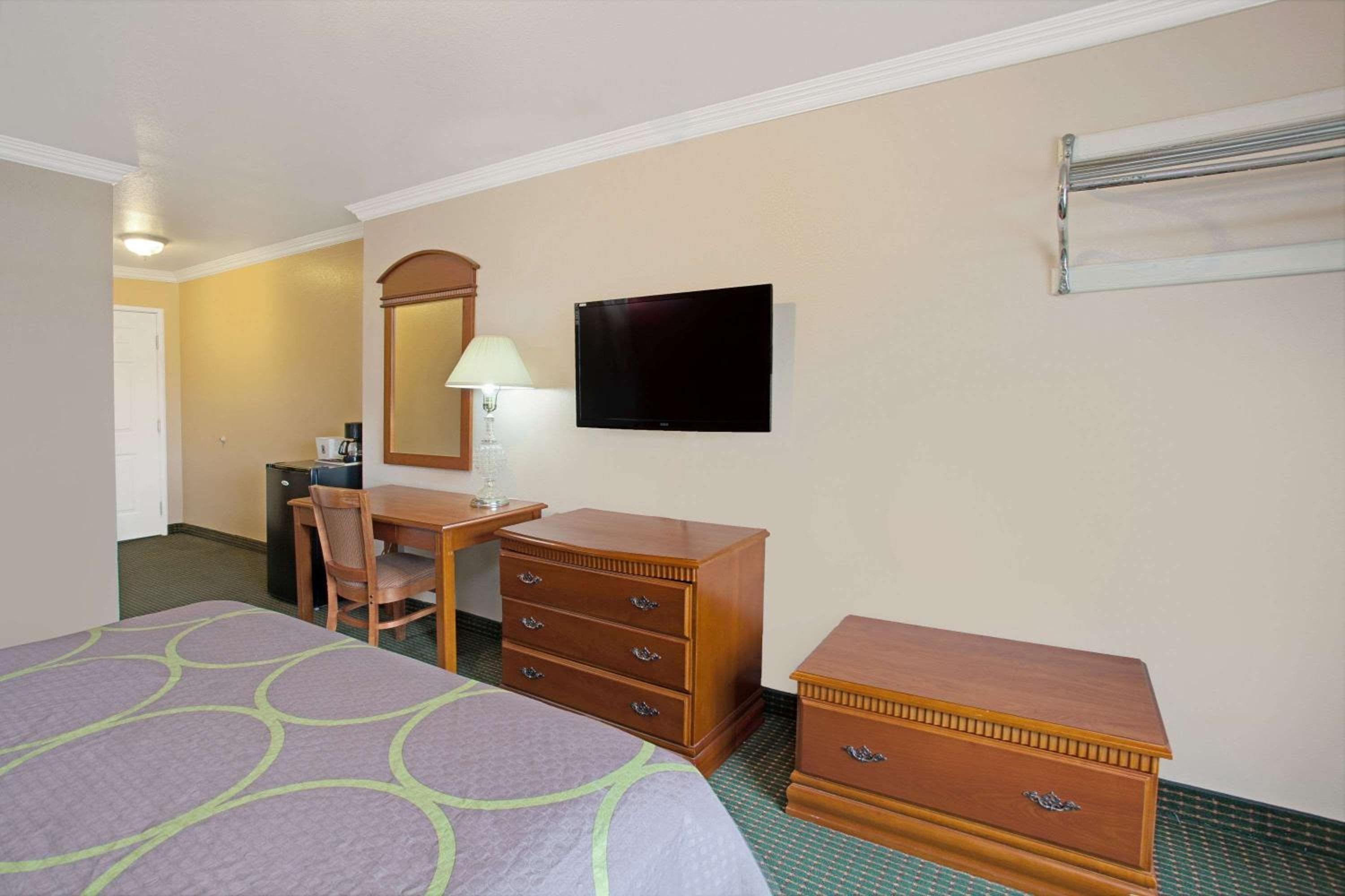Super 8 by Wyndham Hollywood/LA Area — 13