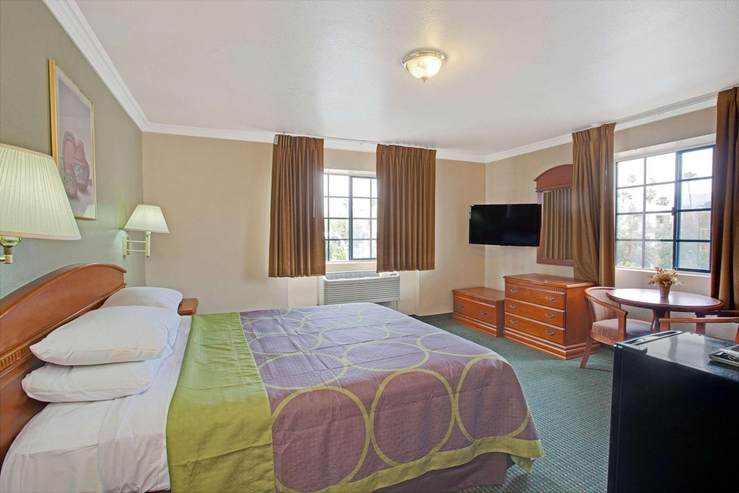 Super 8 by Wyndham Hollywood/LA Area — 12