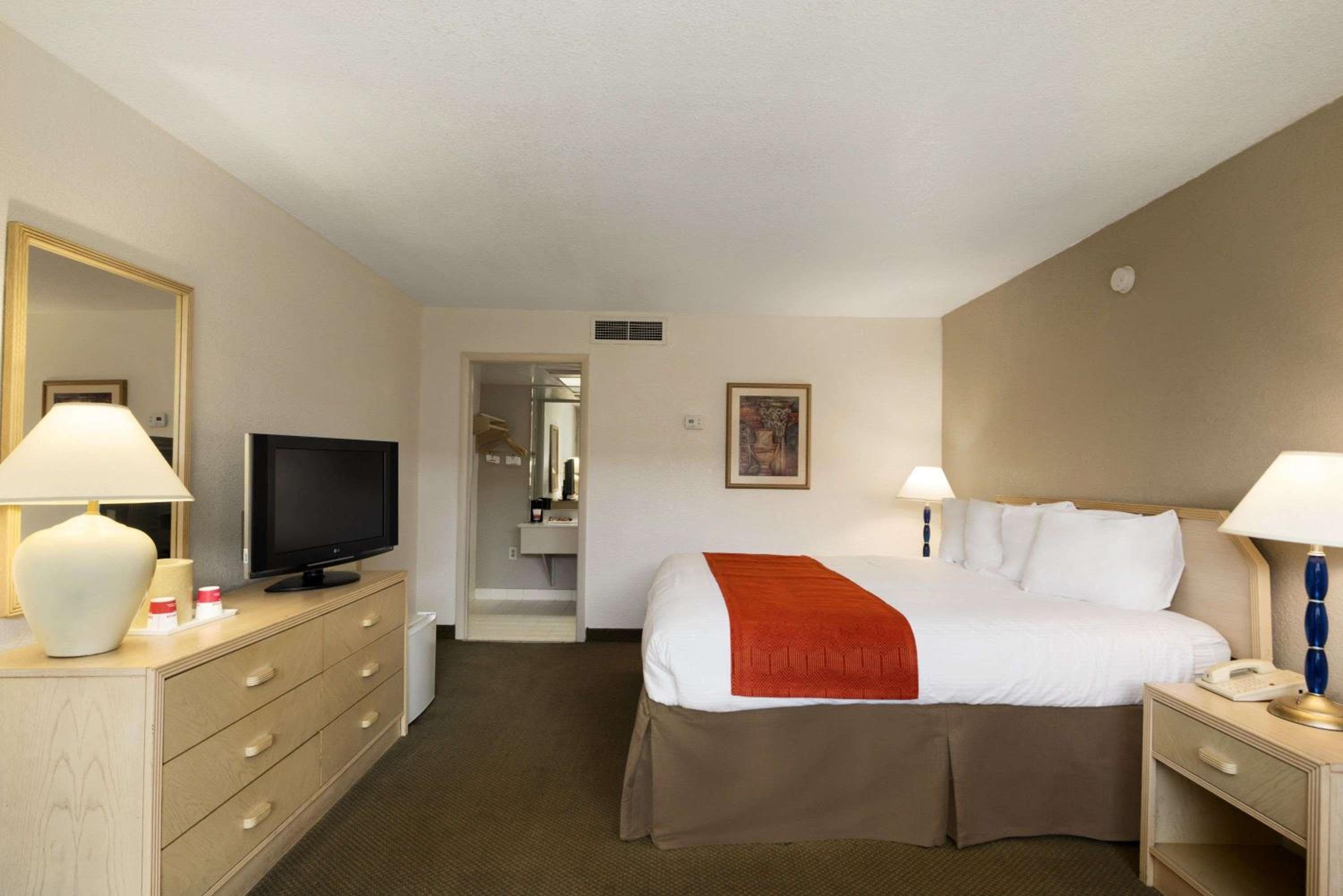 Ramada by Wyndham Kissimmee Gateway - Free Theme Park Shuttle — 17