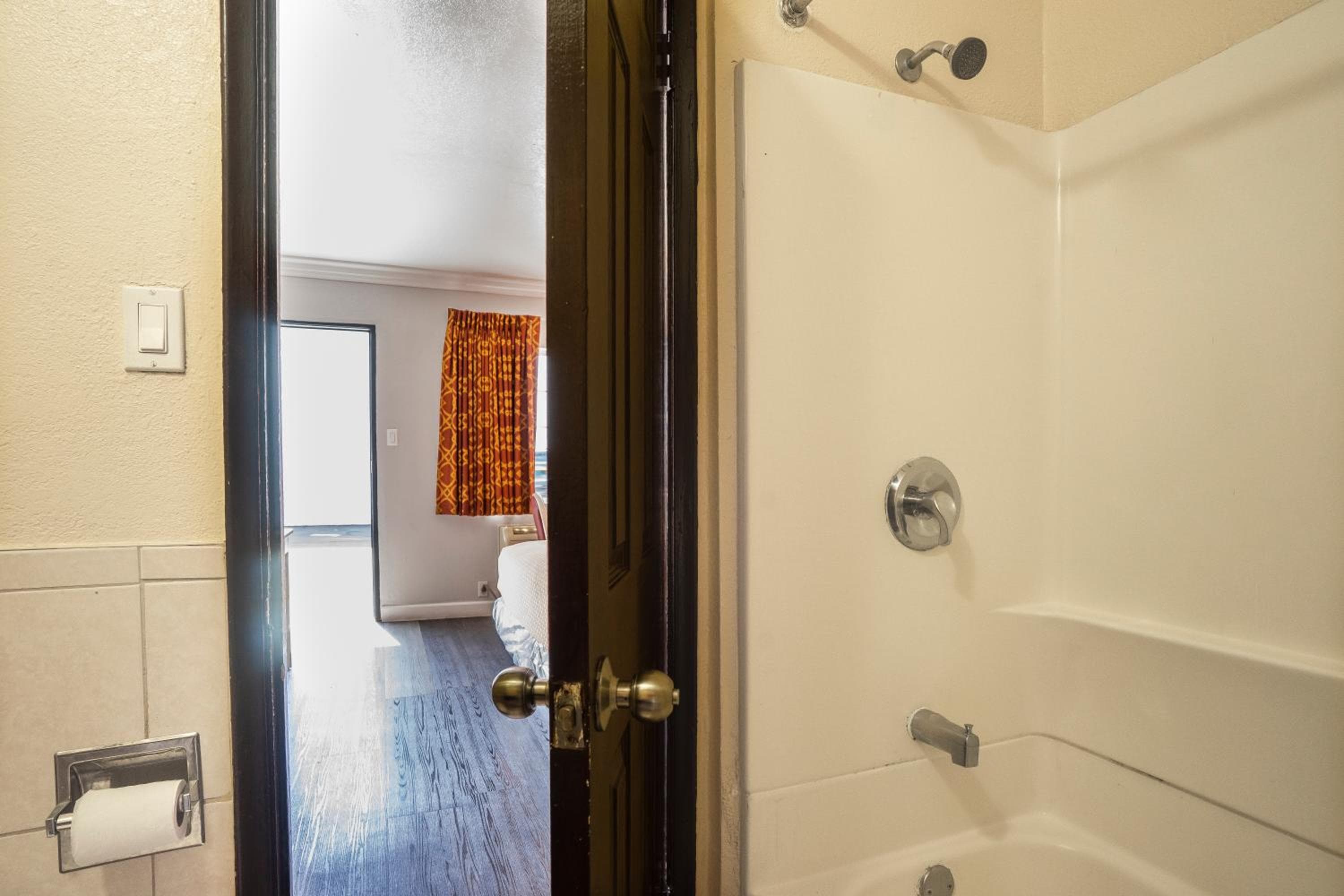 Valore Inn Hollywood — 24