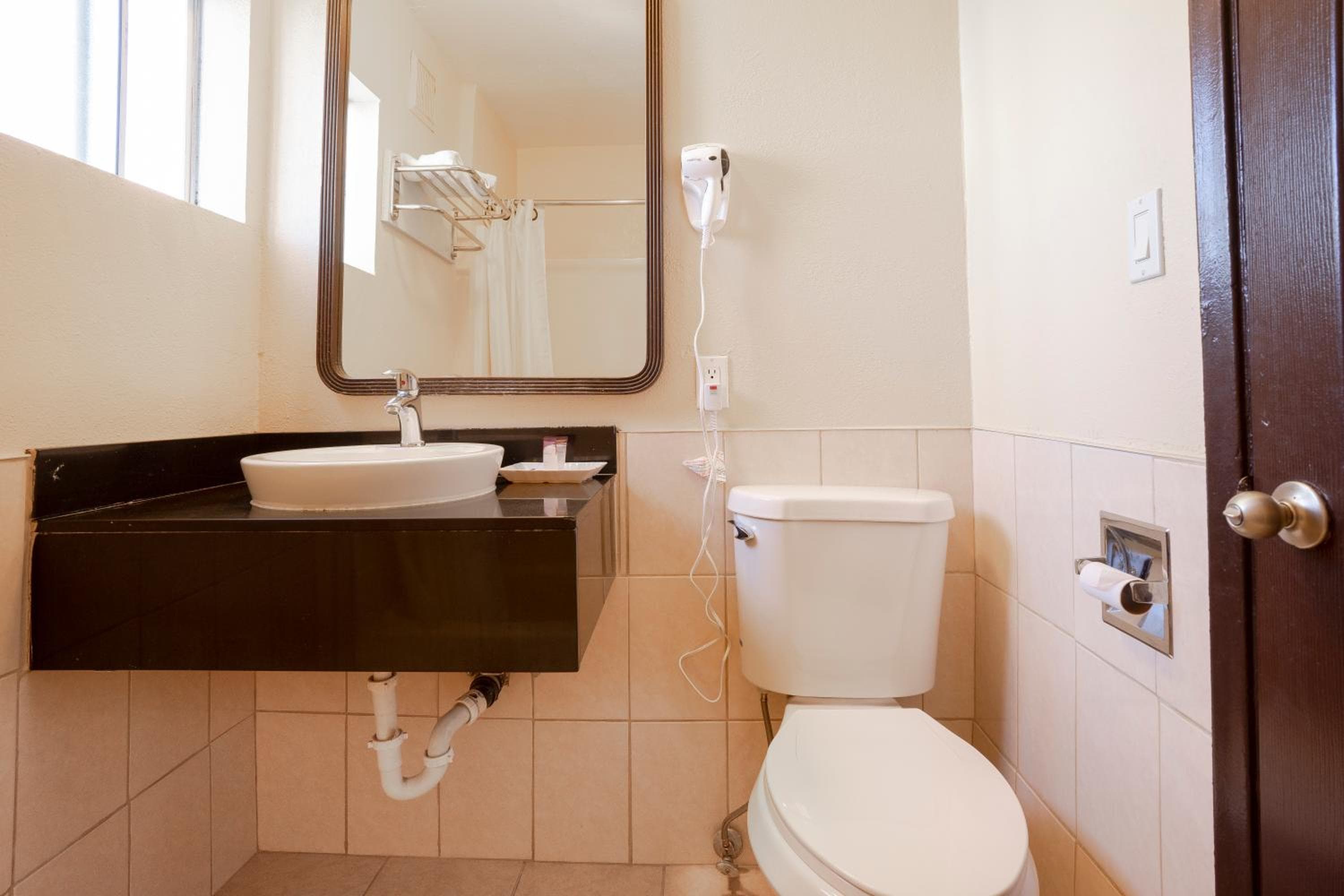 Valore Inn Hollywood — 16