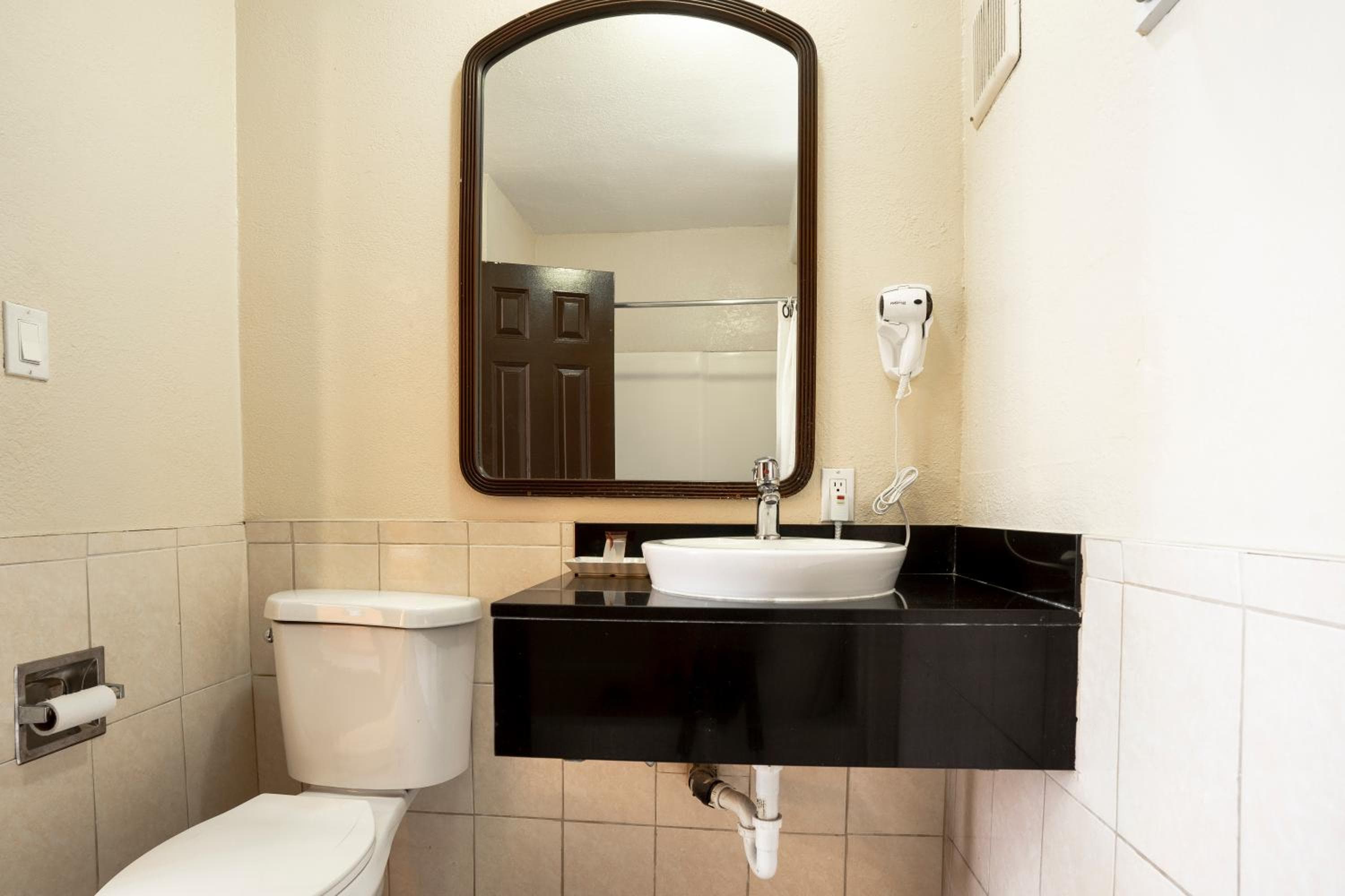 Valore Inn Hollywood — 18