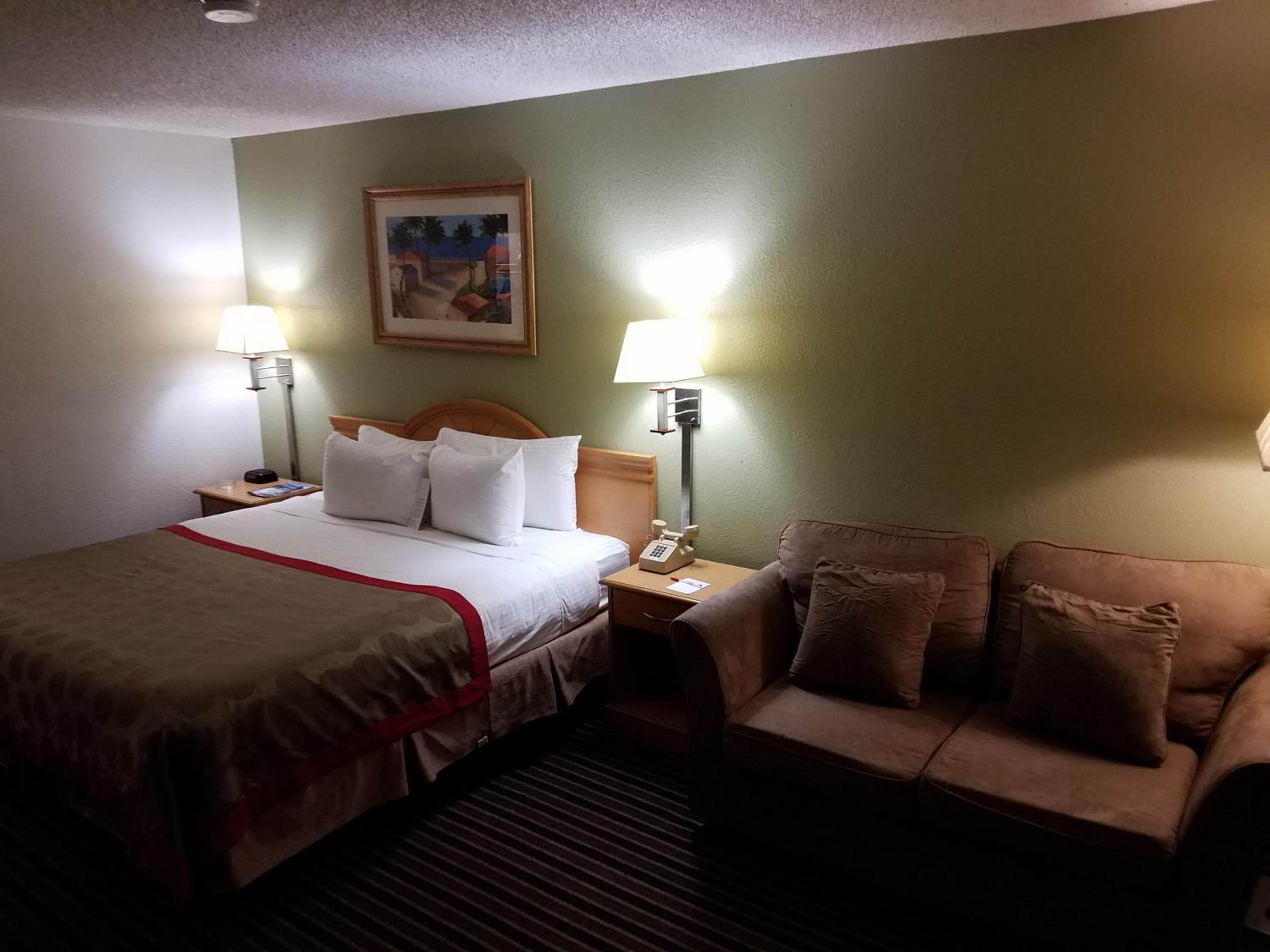 Ramada by Wyndham Temple Terrace/Tampa North — 27