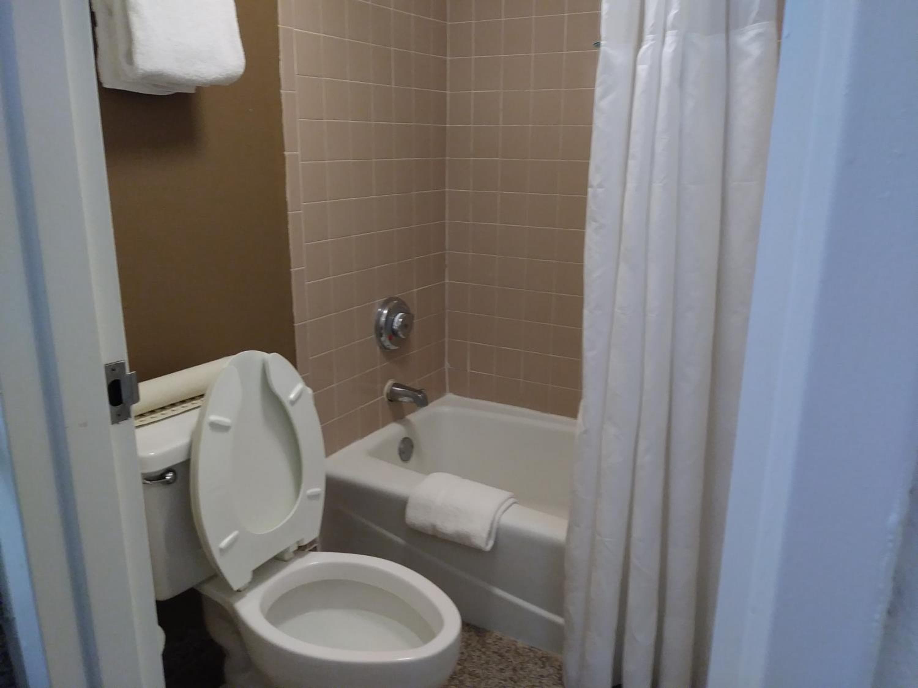 Ramada by Wyndham Temple Terrace/Tampa Norte — 6