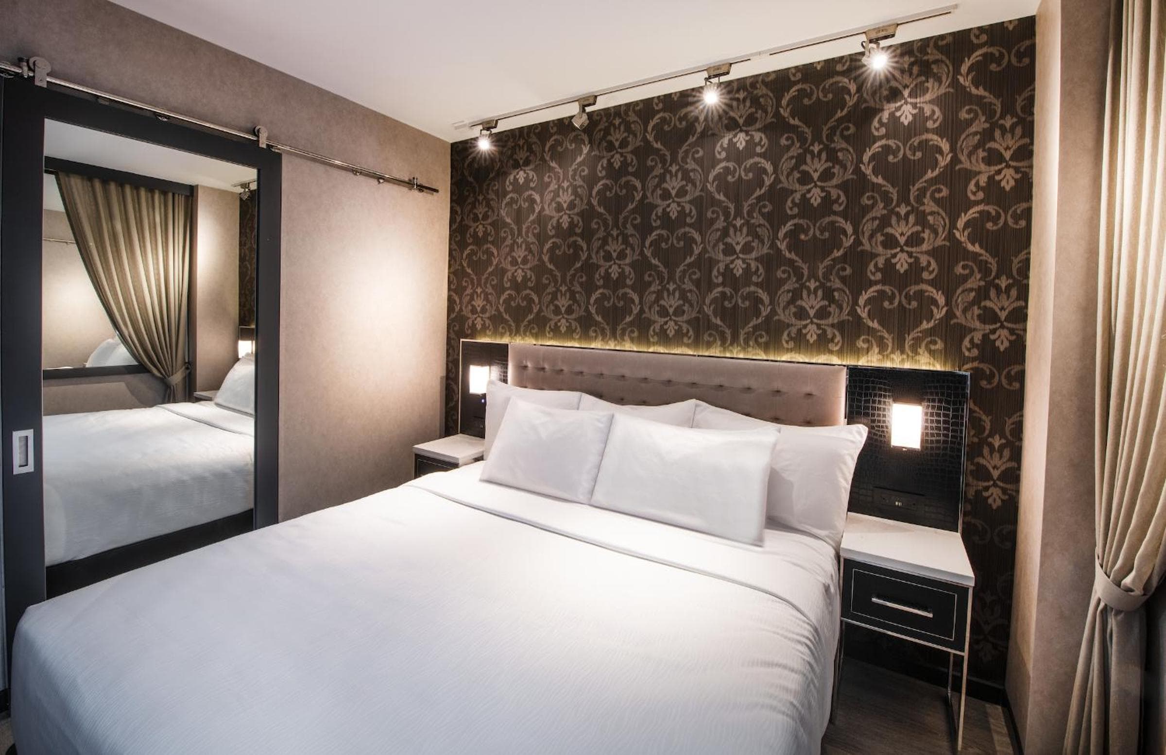 Hotel Aliz Times Square — 15