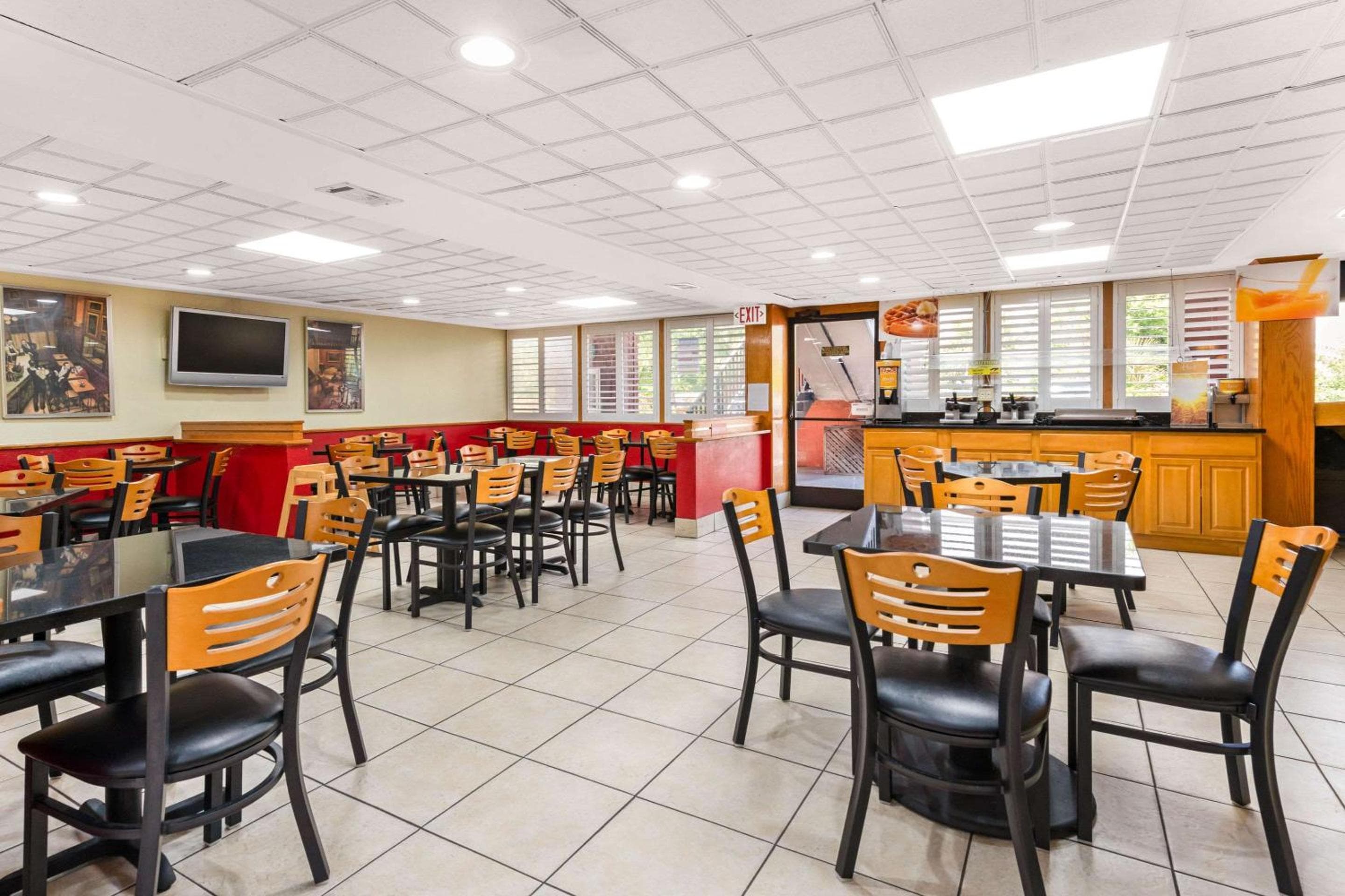 Quality Inn & Suites Orlando Airport — 4