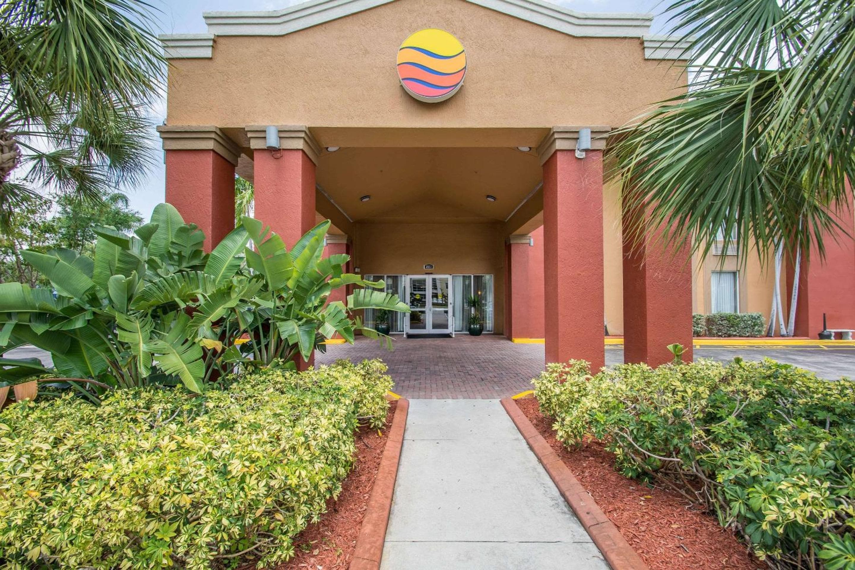 Comfort Inn & Suites Fort Lauderdale West Turnpike — 10
