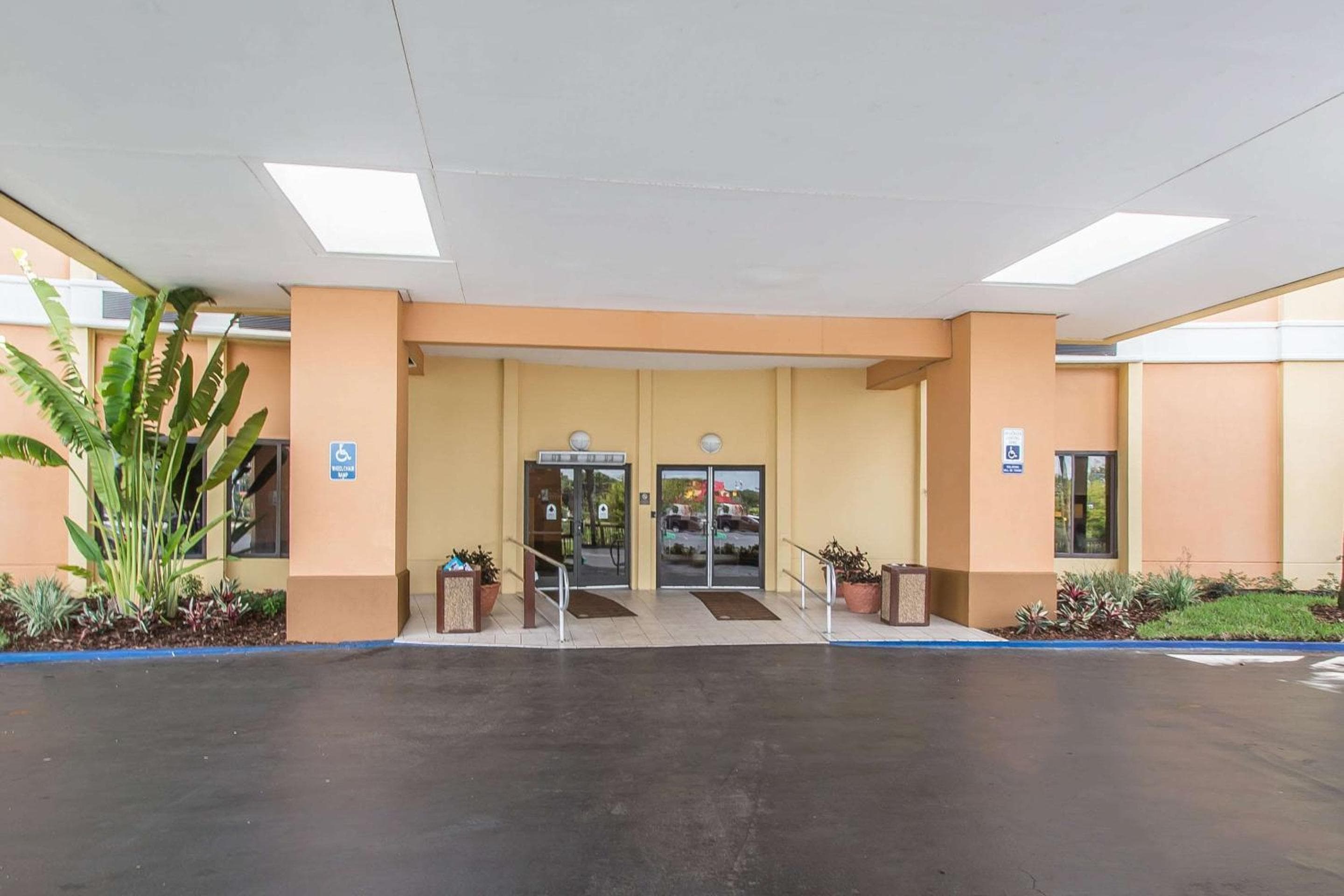 Comfort Inn & Suites Kissimmee by the Parks — 3