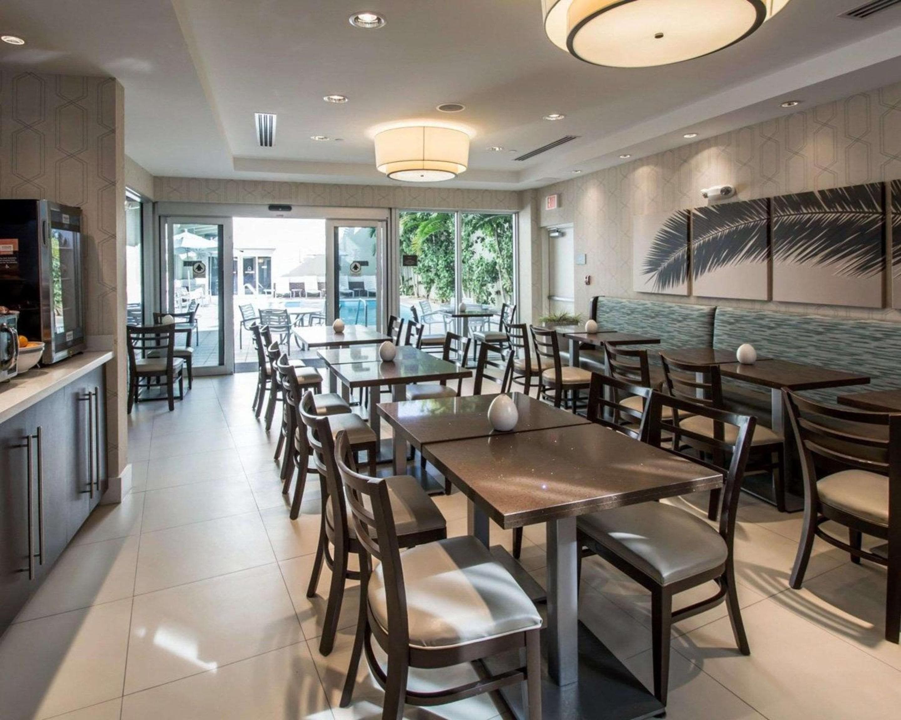 Comfort Suites Miami Airport North — 10