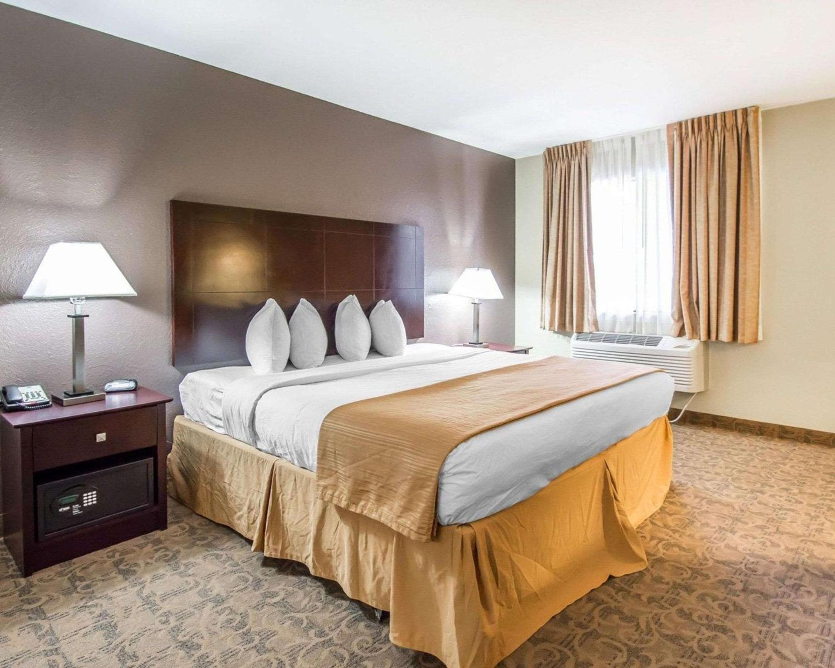 Quality Inn & Suites junto a los parques — 25