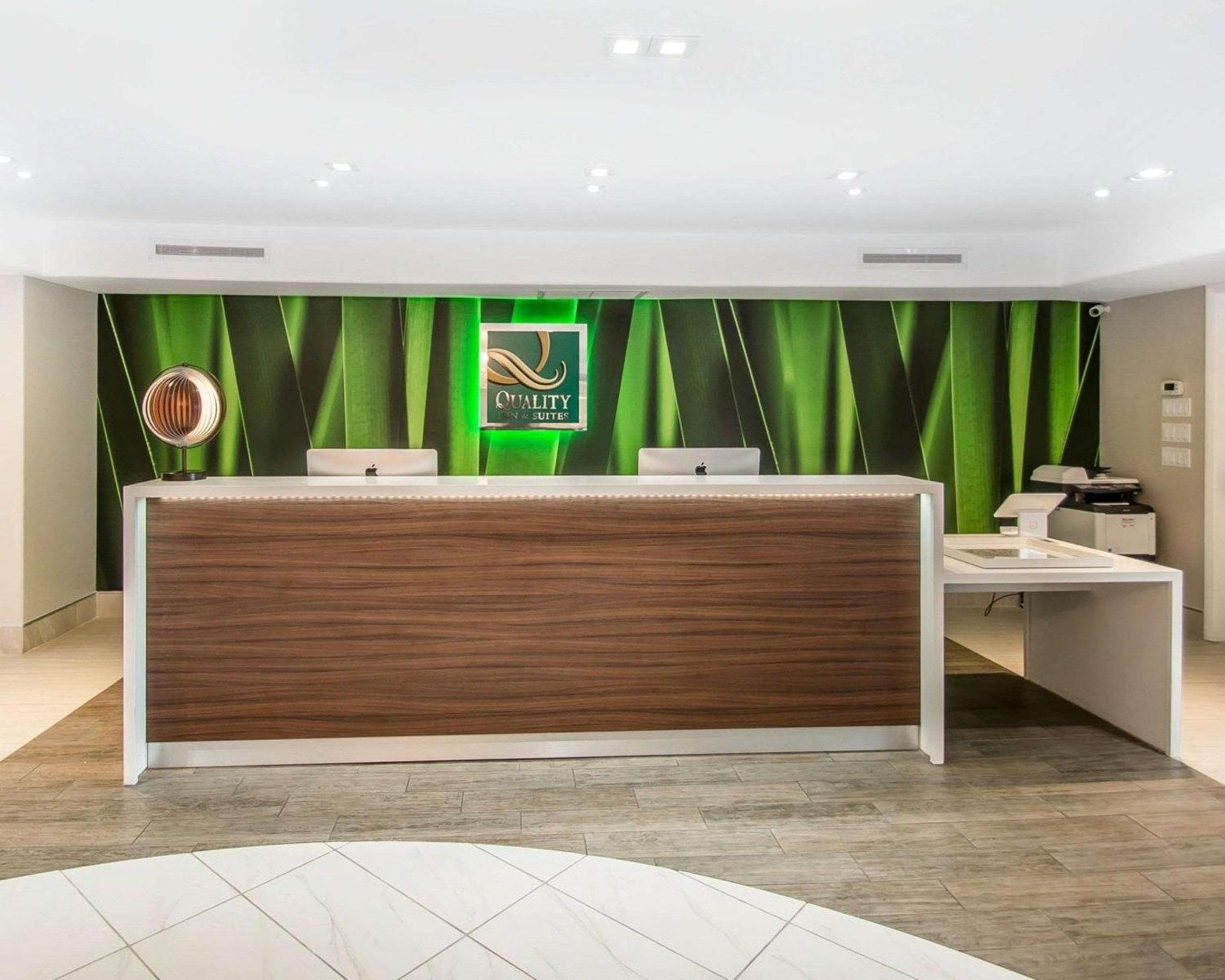 Quality Inn & Suites junto a los parques — 14