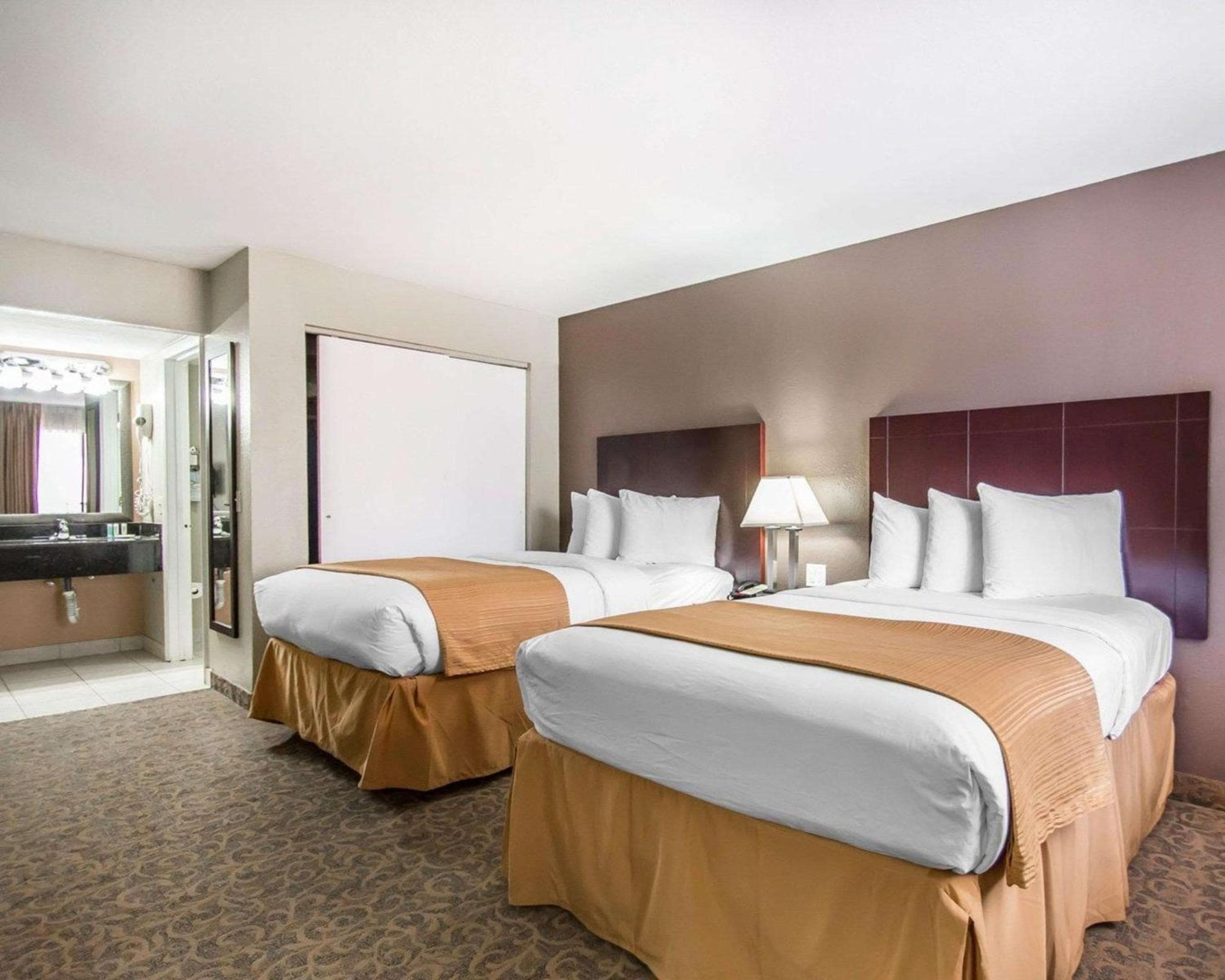 Quality Inn & Suites junto a los parques — 21