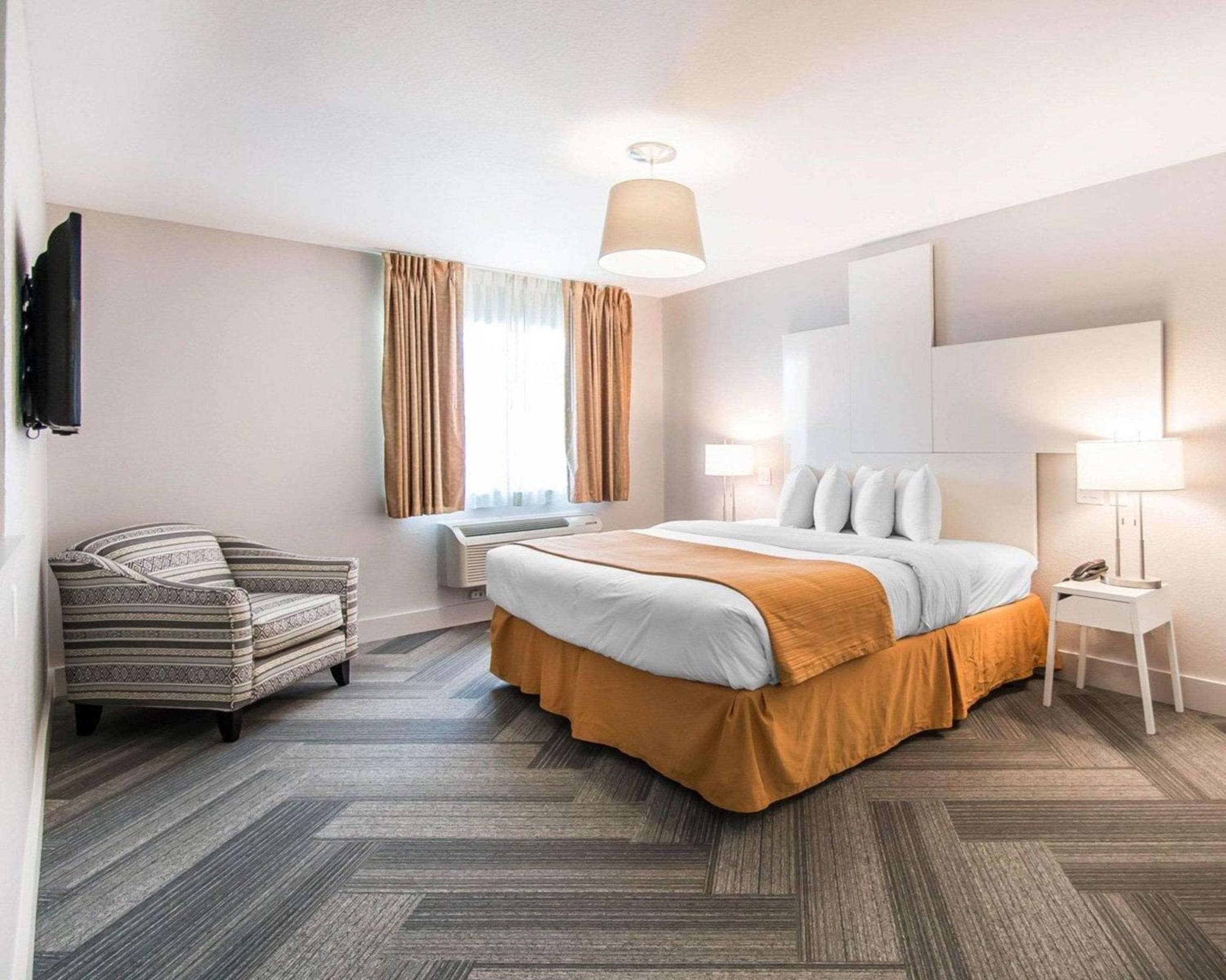 Quality Inn & Suites junto a los parques — 24