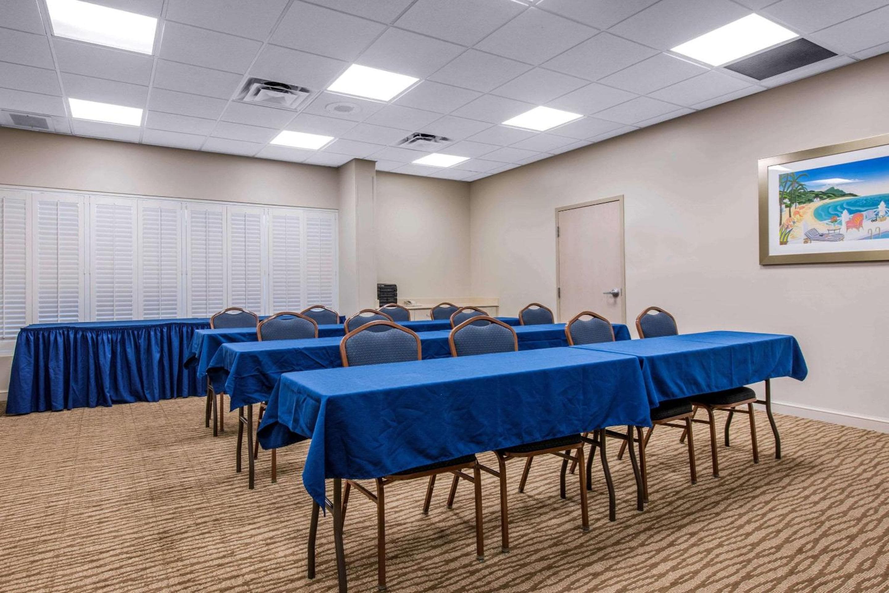 Comfort Suites Maingate East — 22