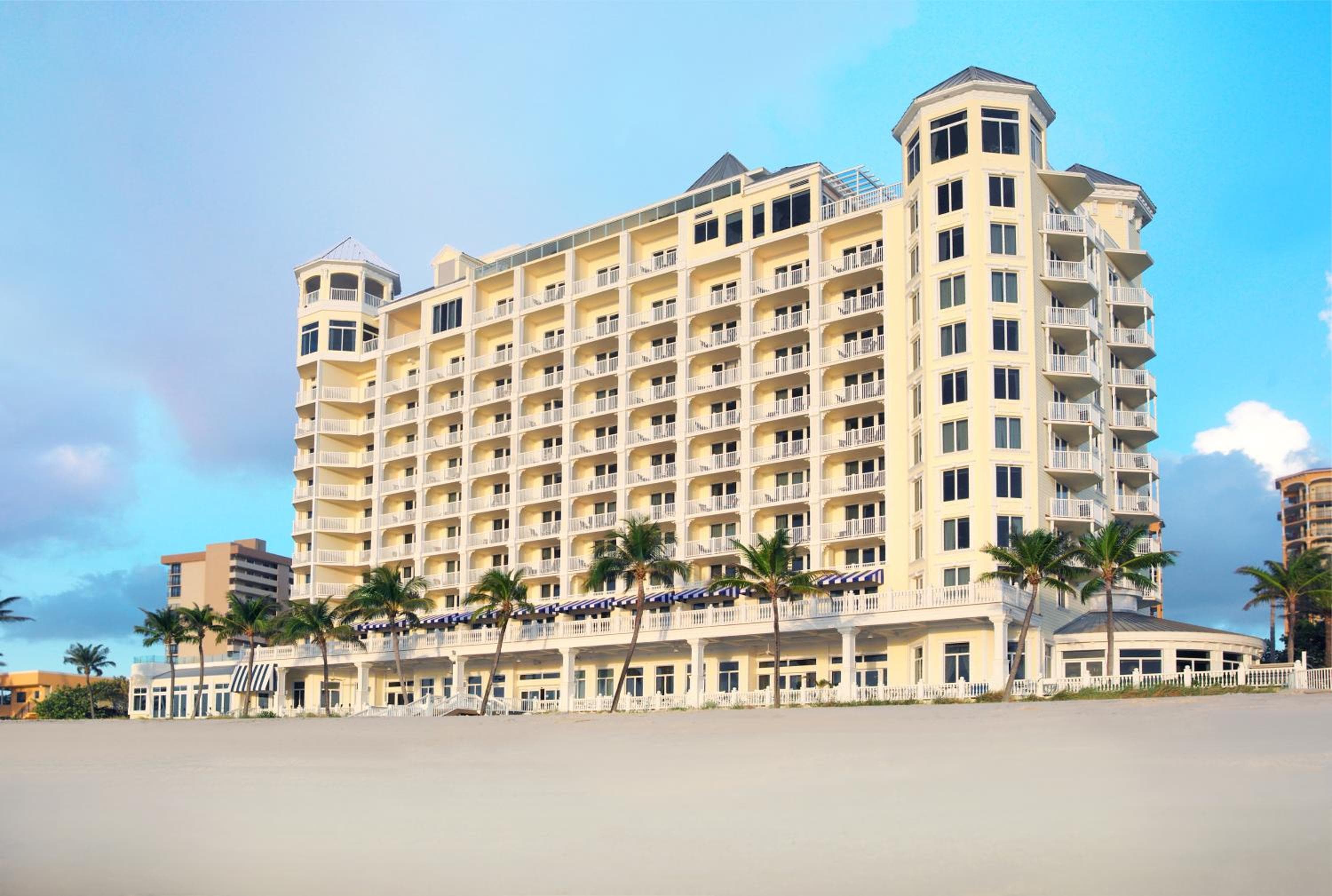 Pelican Grand Beach Resort, un complejo de casa noble — 1