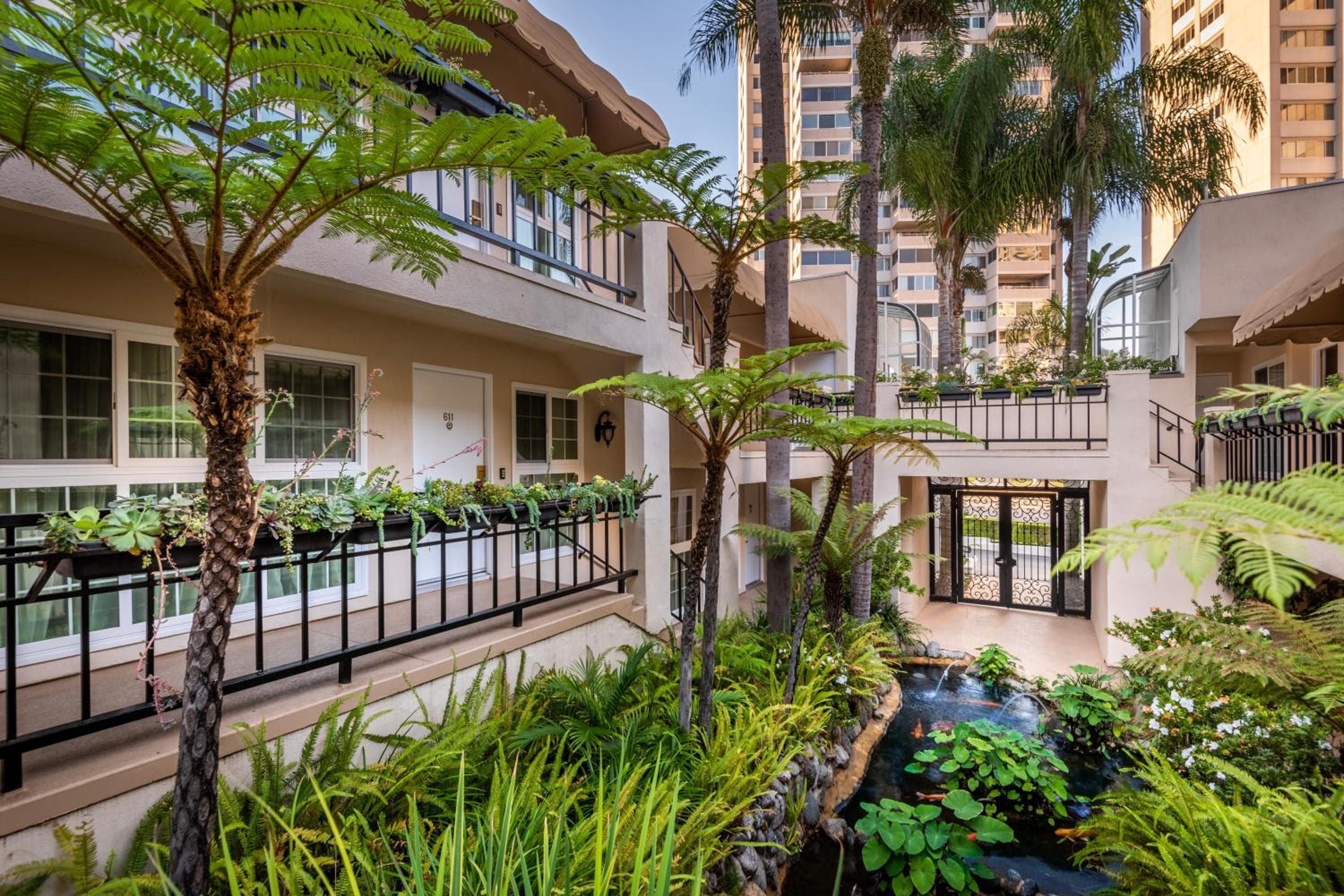 Beverly Hills Plaza Hotel & Spa — 16