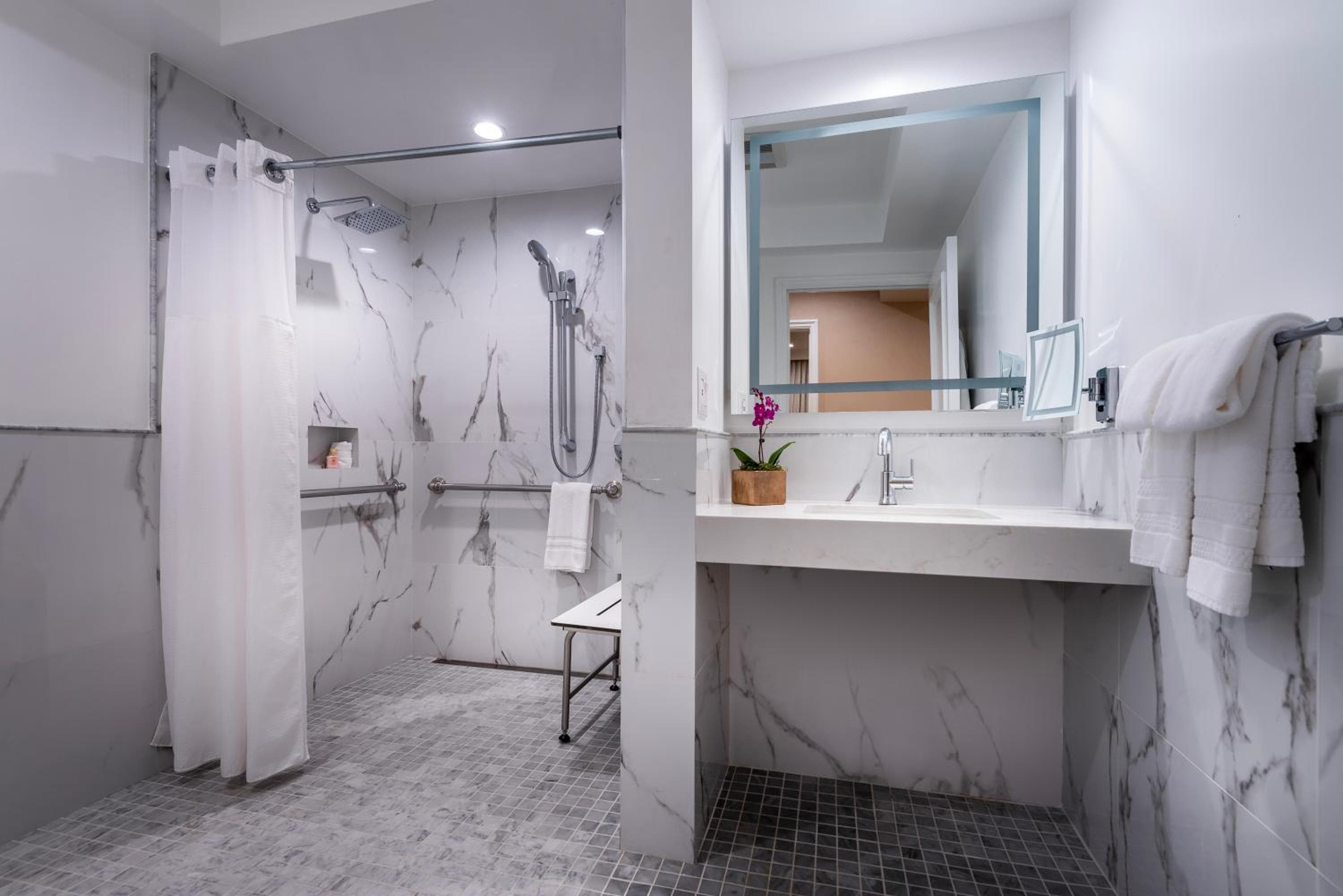 Beverly Hills Plaza Hotel & Spa — 11