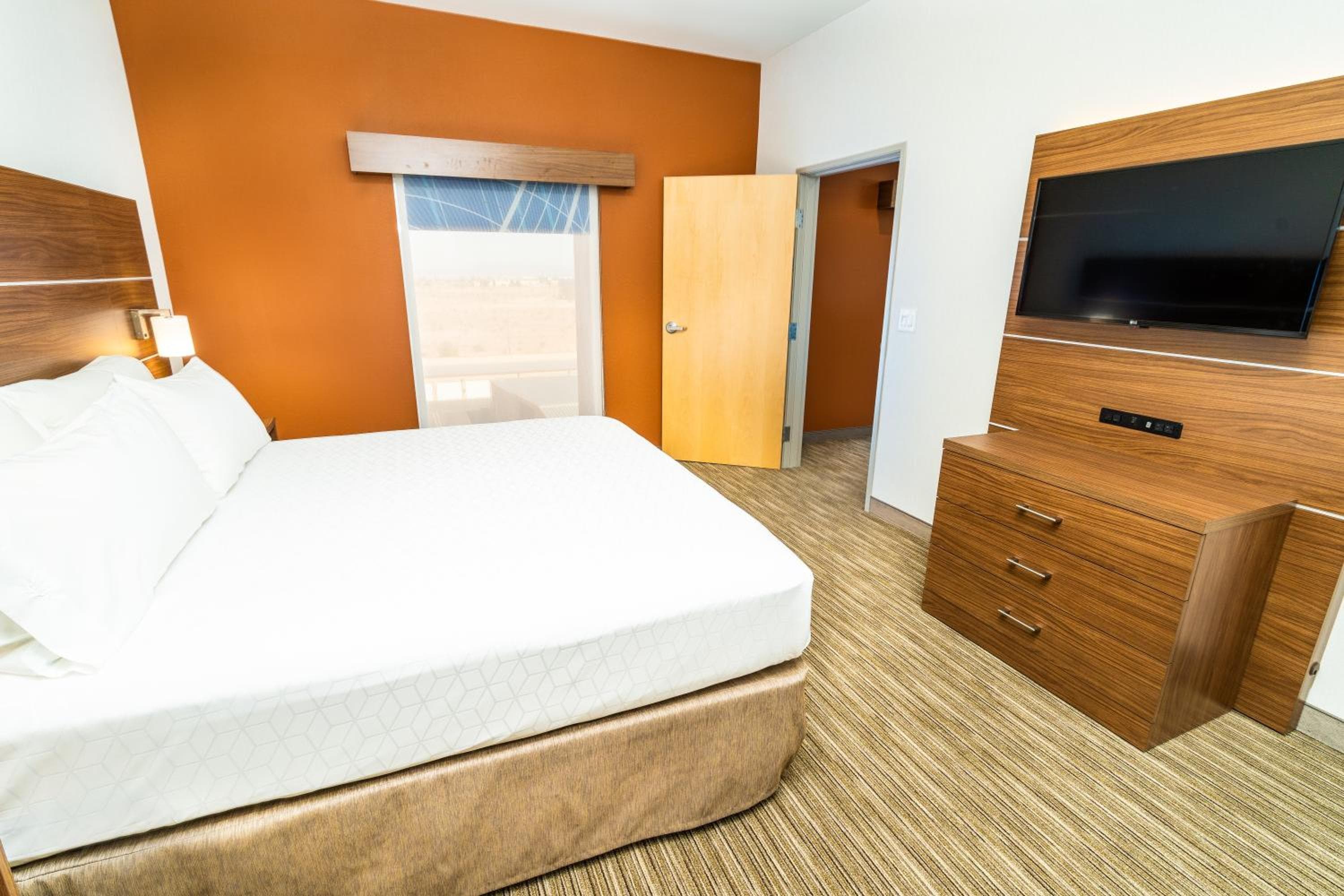 Holiday Inn Express & Suites Las Vegas SW Springvalley, un hotel IHG — 4