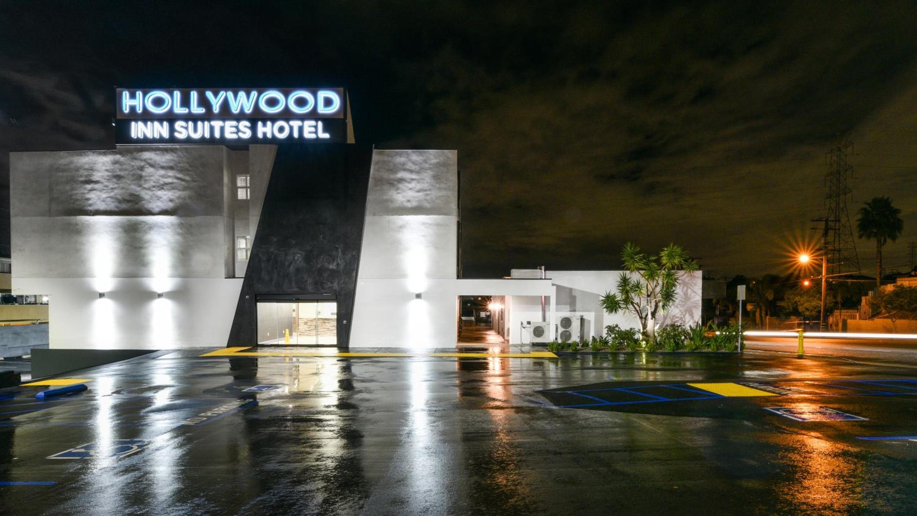 Hollywood Inn Suites Hotel — 3