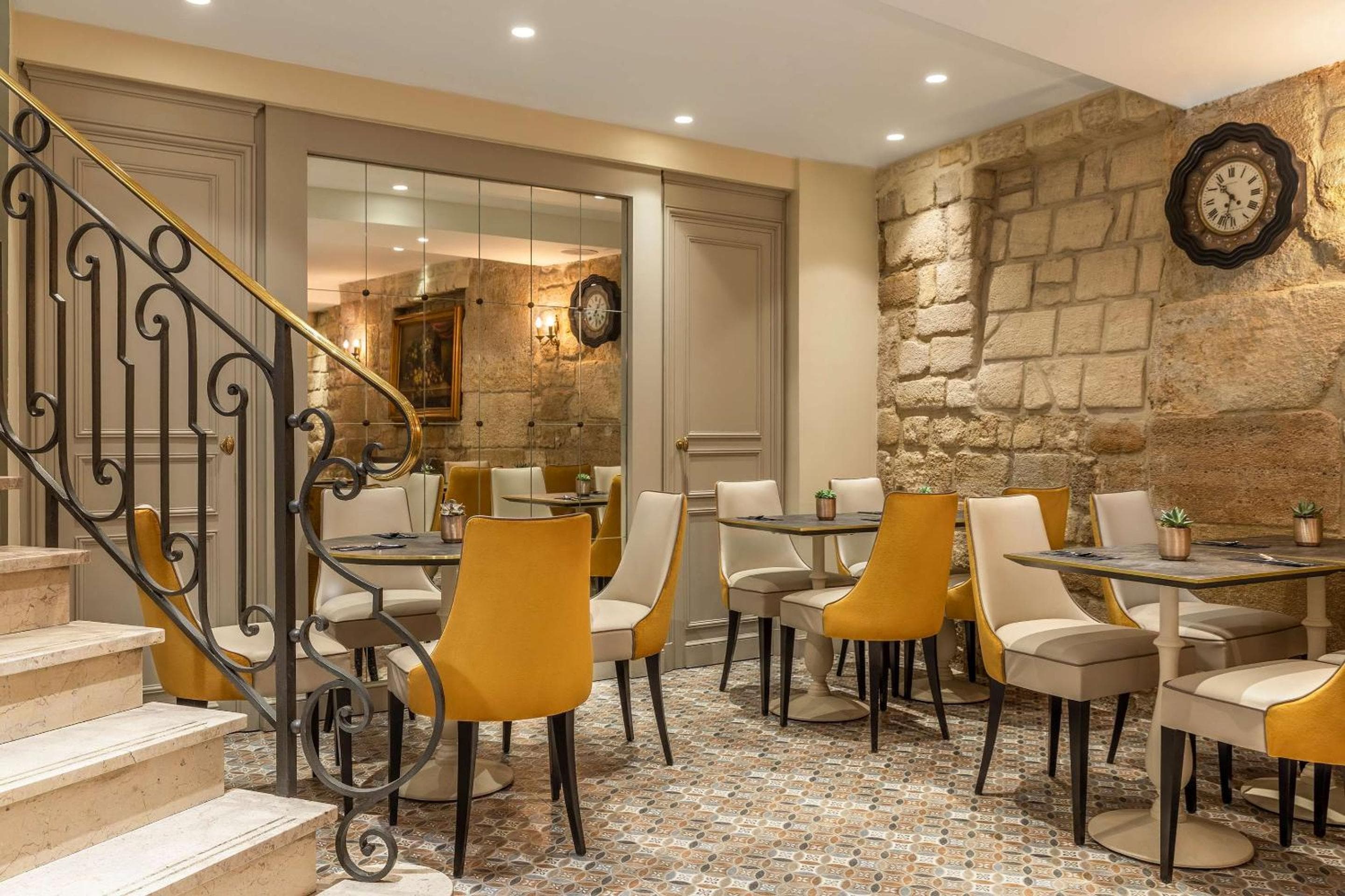 Hotel Ducs de Bourgogne — 12
