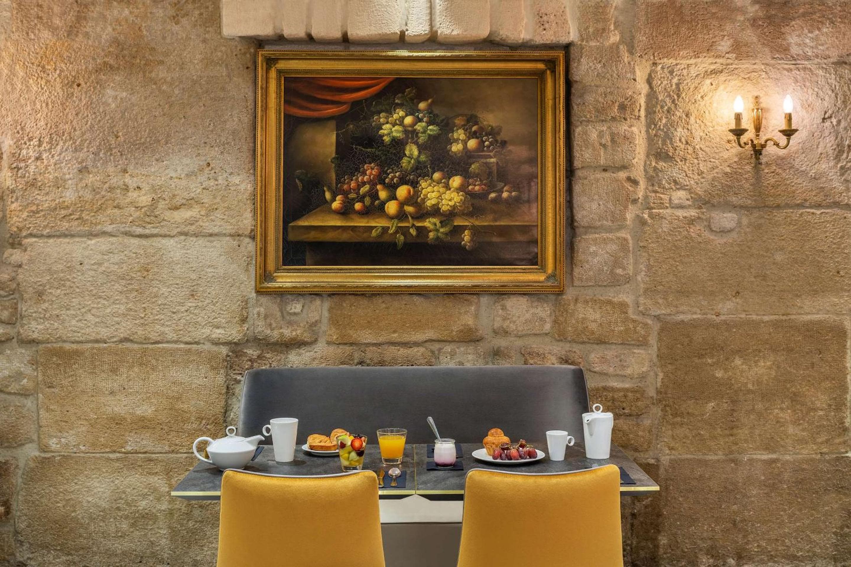 Hotel Ducs de Bourgogne — 10