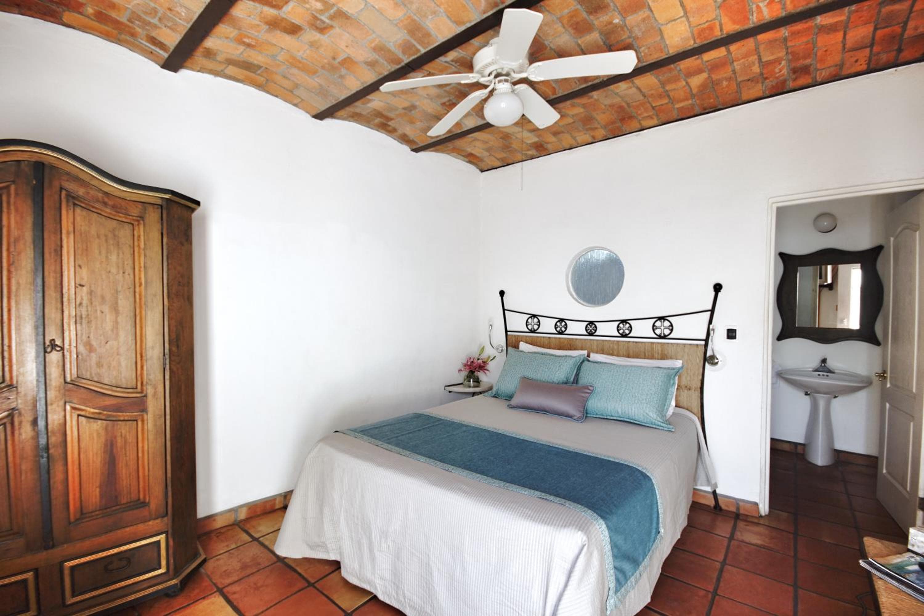 Los Milagros Hotel - Die Wunder Hotel — 16