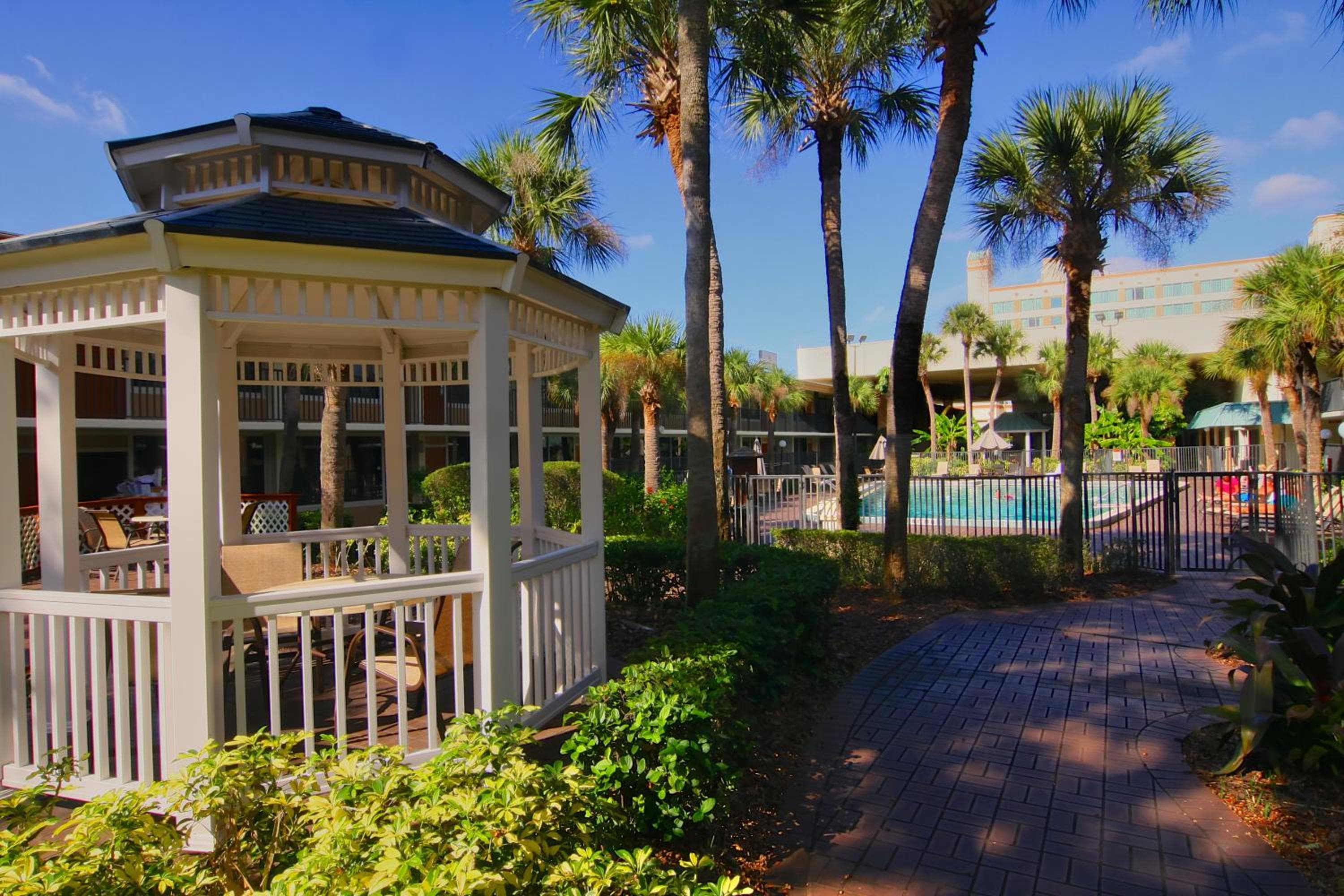Ramada by Wyndham Kissimmee Gateway - Free Theme Park Shuttle — 3