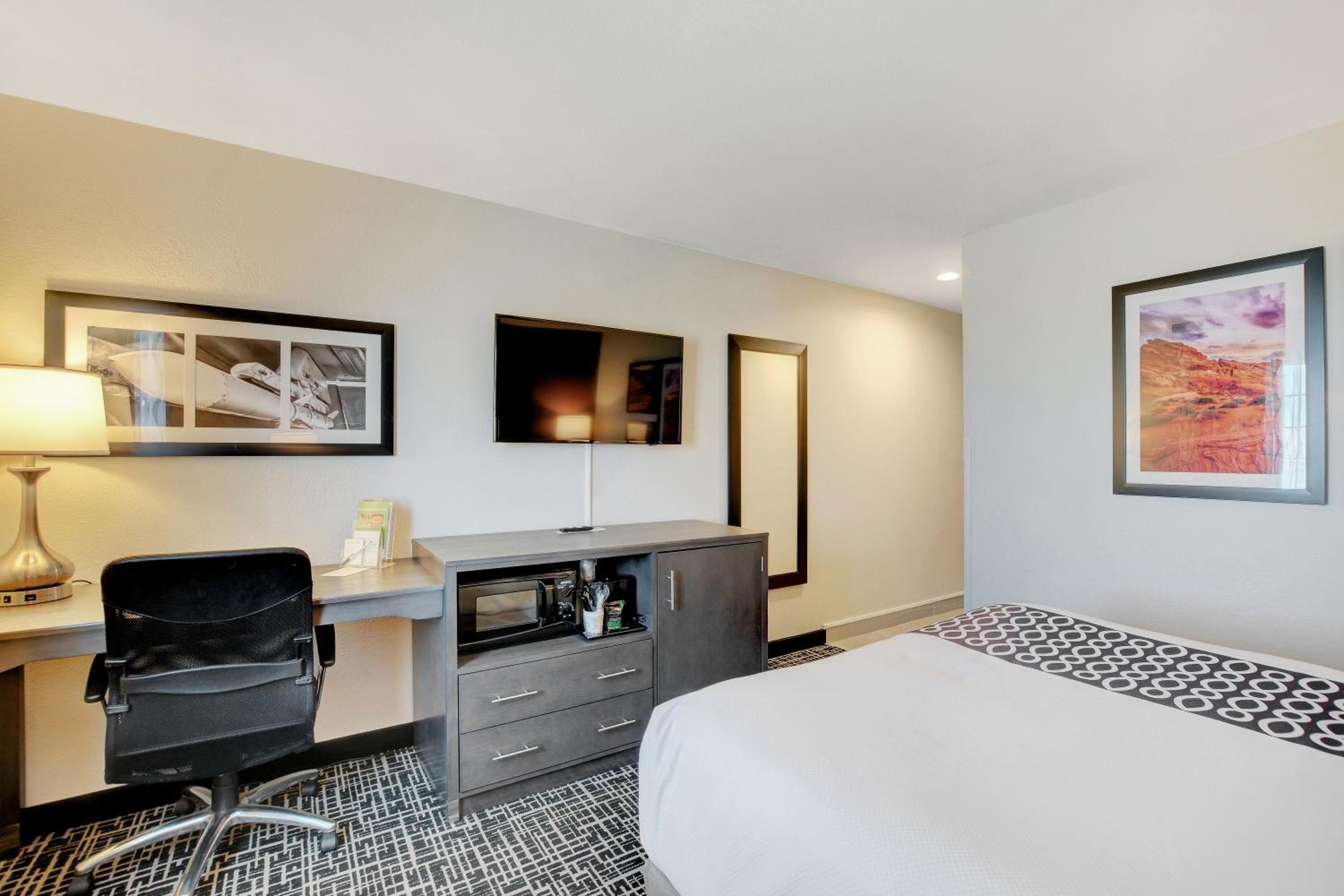 La Quinta Inn & Suites by Wyndham Las Vegas Nellis — 2