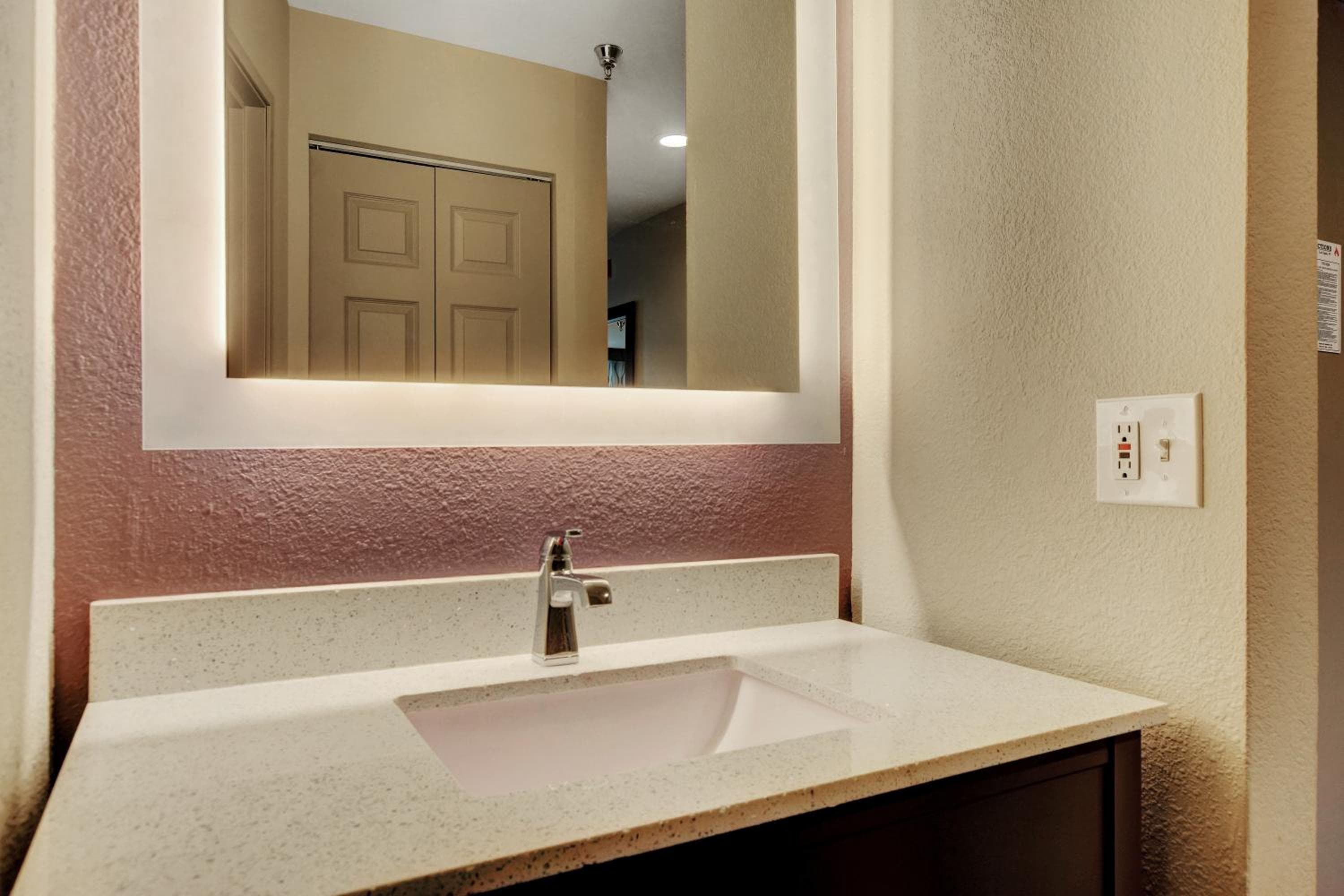 La Quinta Inn & Suites by Wyndham Las Vegas Nellis — 18