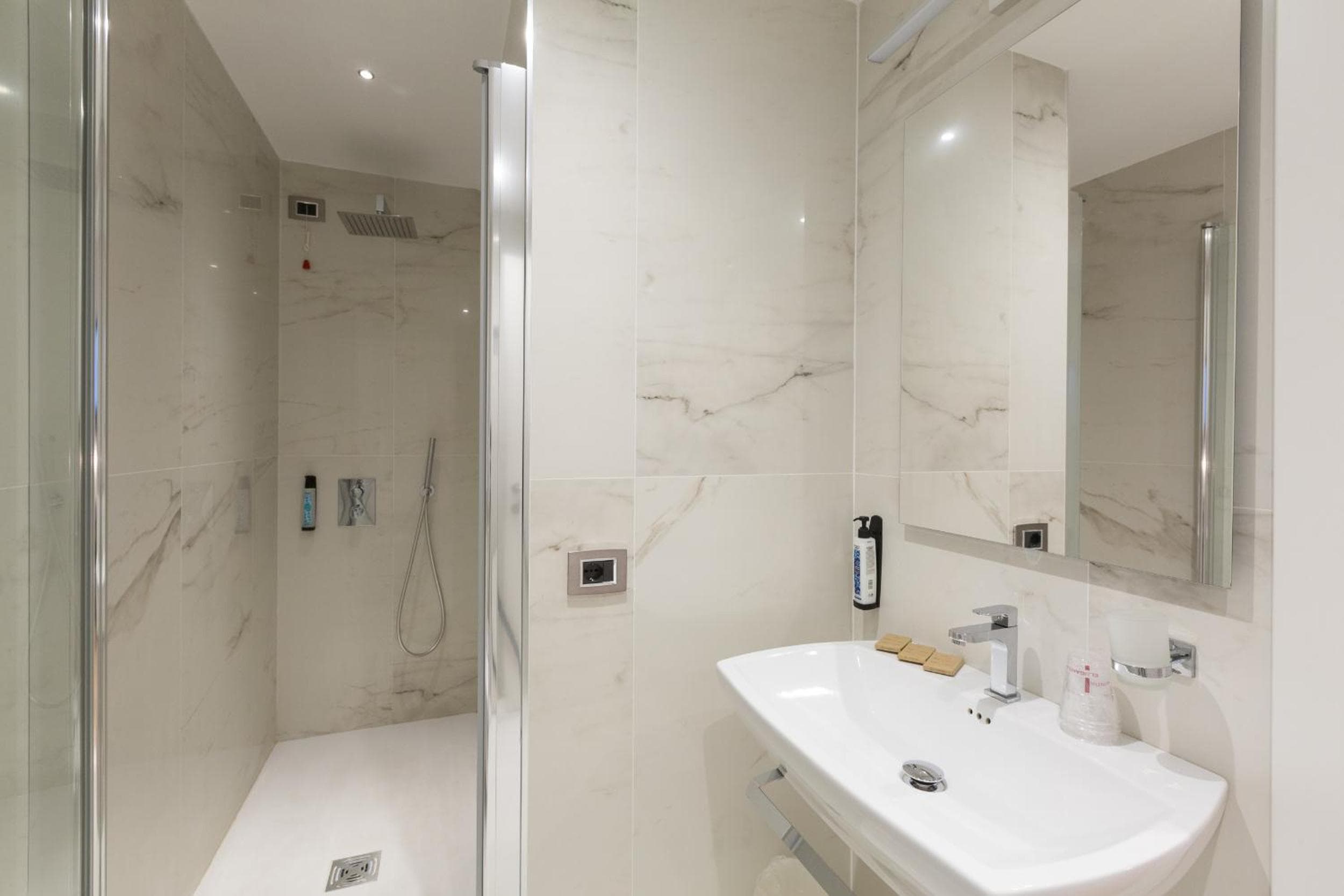 Floris Hotel — 18