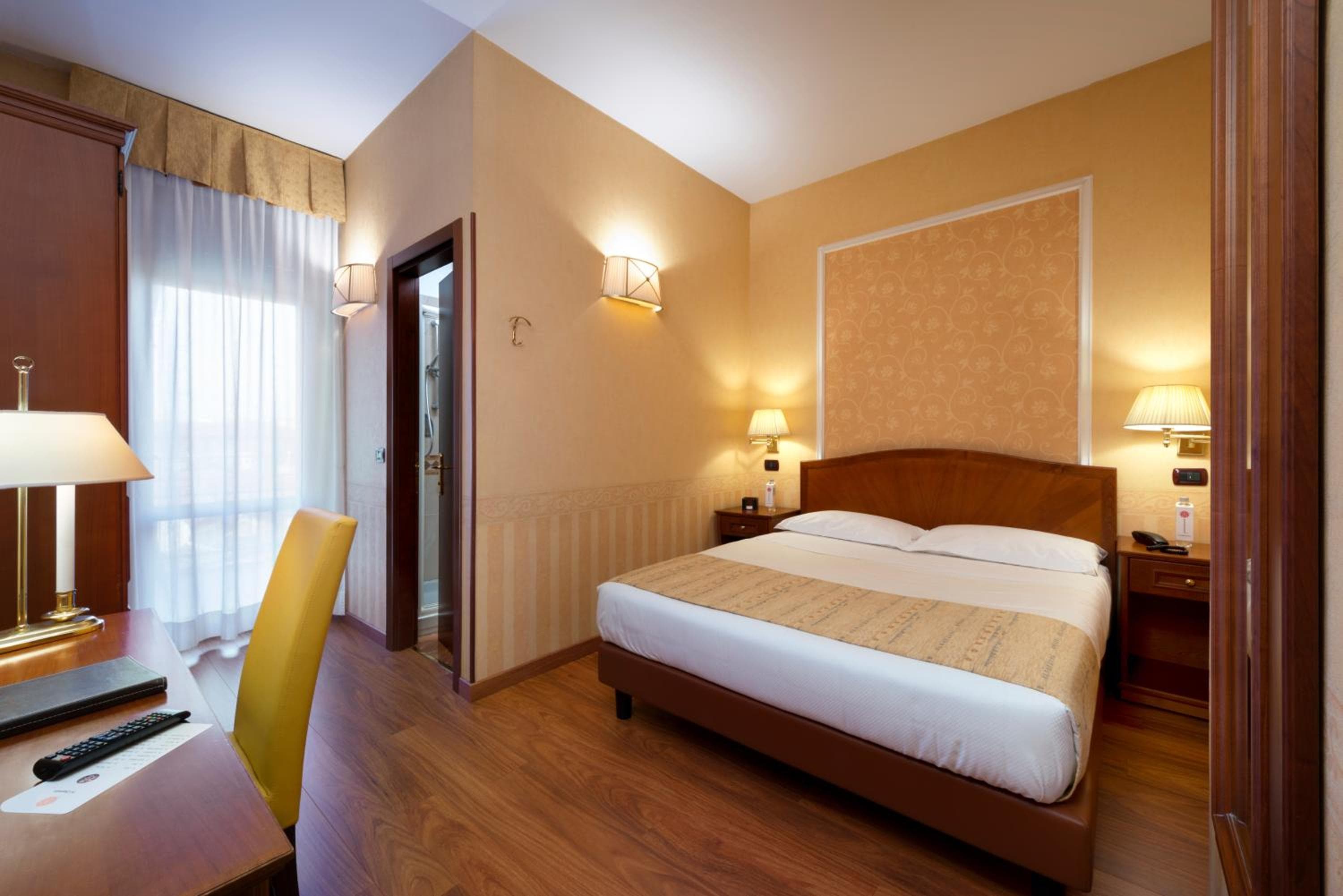 Lancaster Hotel — 26