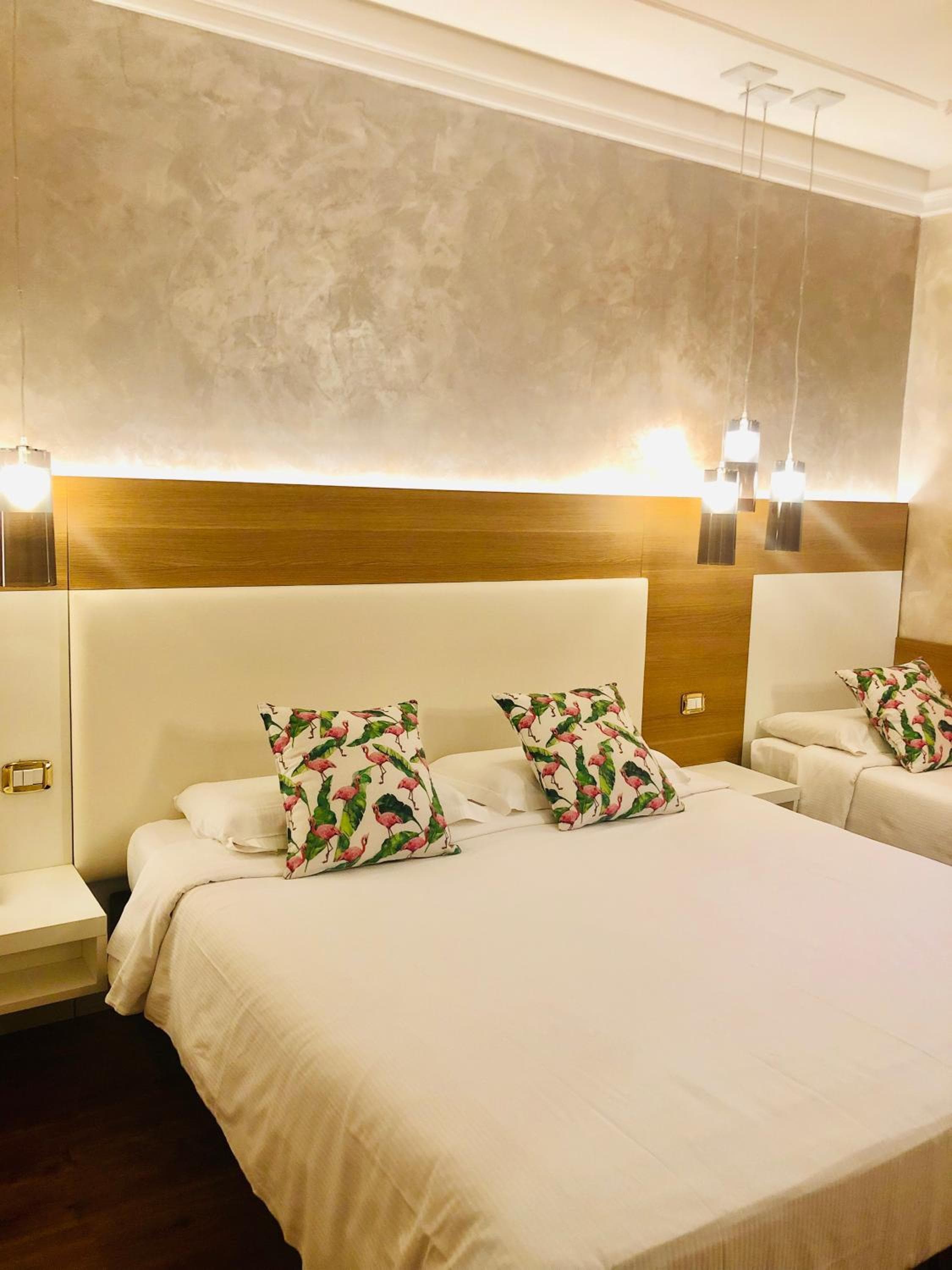 Hotel Mythos — 30